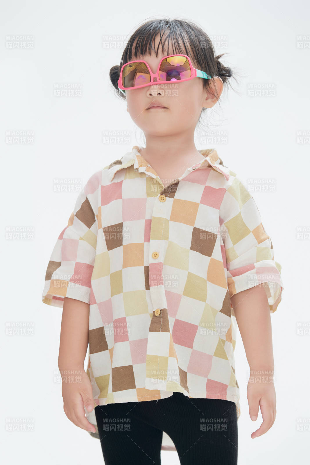 白色背景下頑皮可愛的中國小女孩兒童