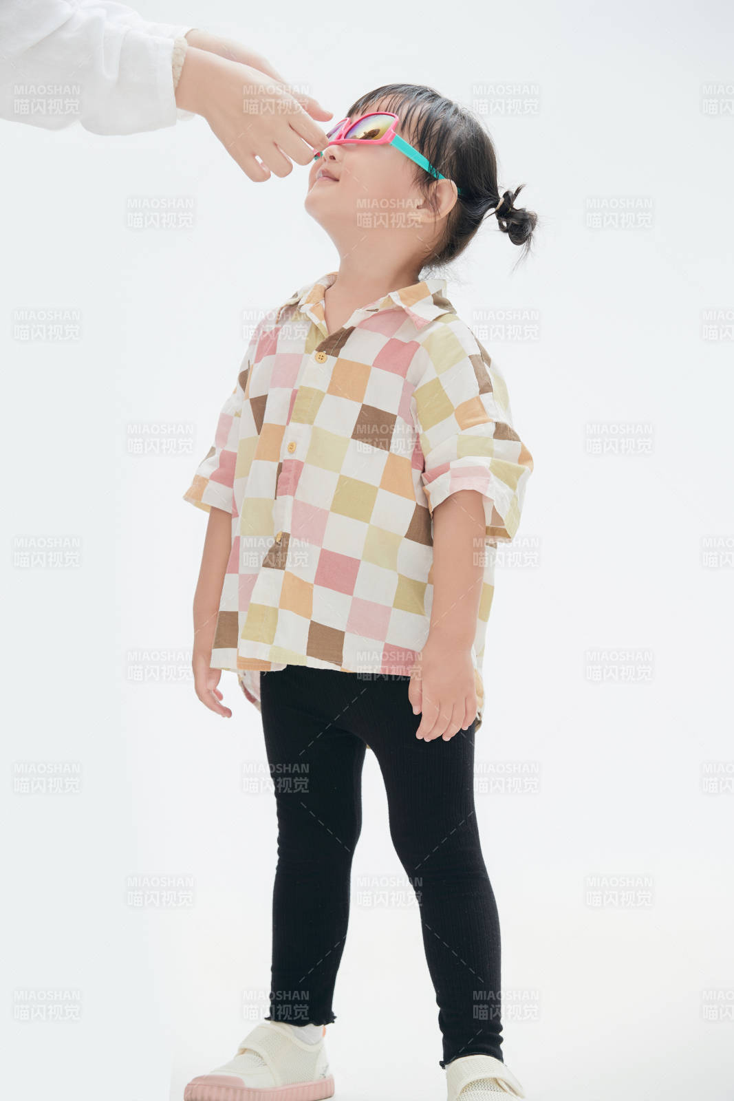 白色背景下頑皮可愛的中國小女孩兒童