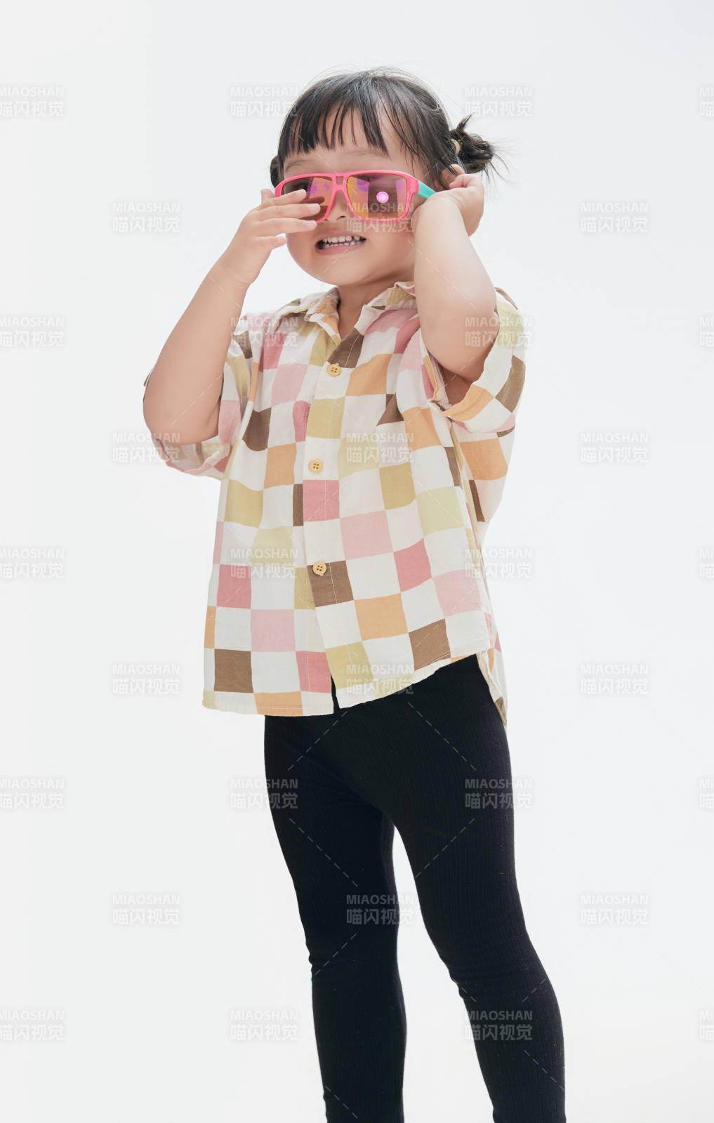 白色背景下頑皮可愛的中國小女孩兒童