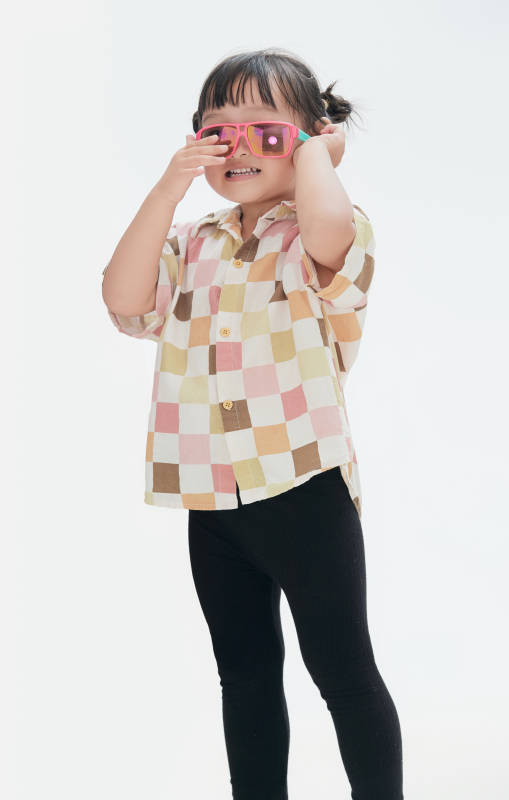 白色背景下顽皮可爱的中国小女孩儿童