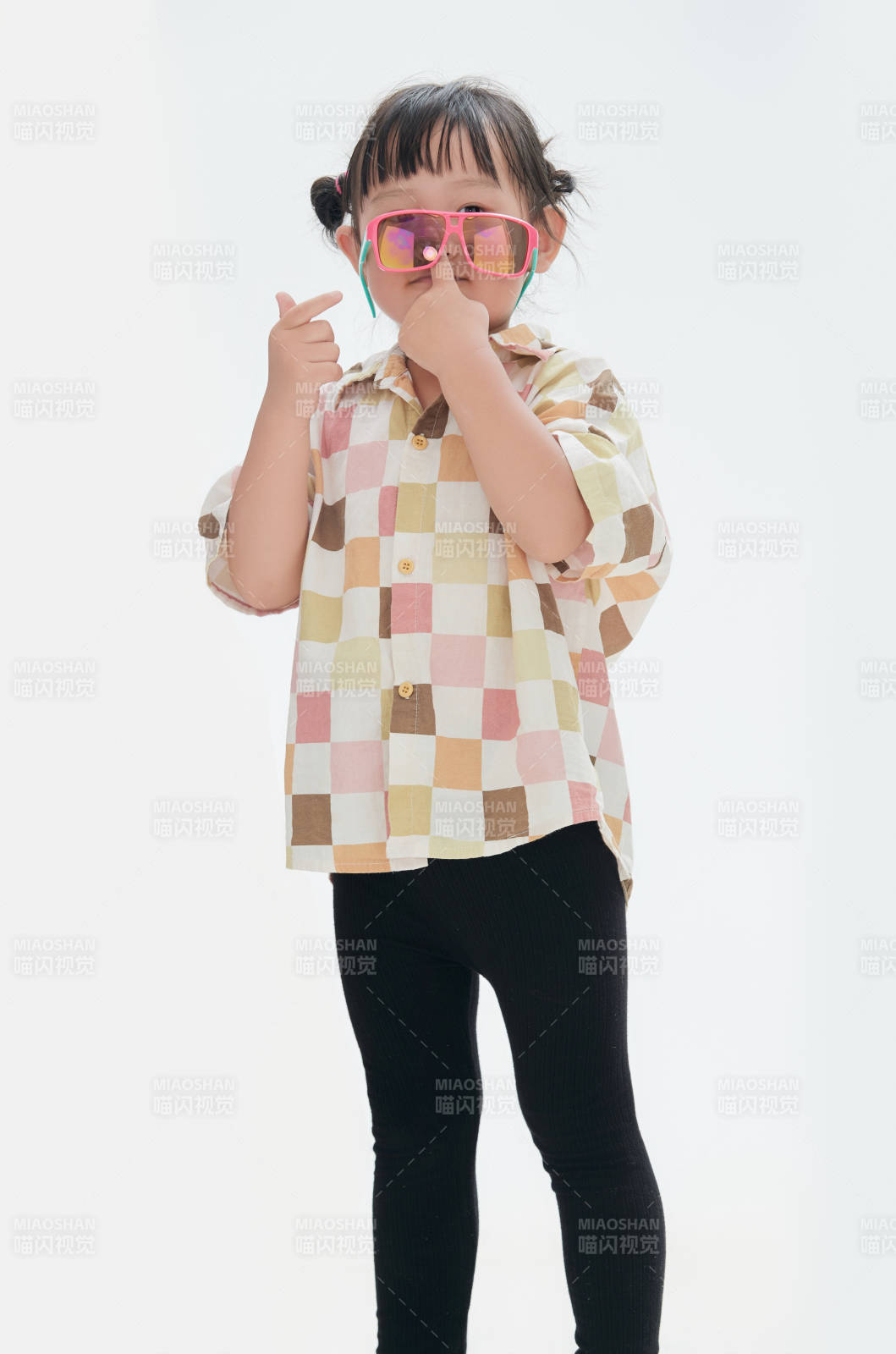 白色背景下頑皮可愛的中國小女孩兒童