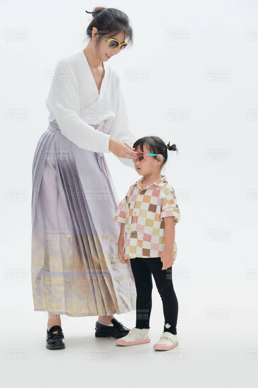 白色背景下的媽媽與可愛女兒親子人像