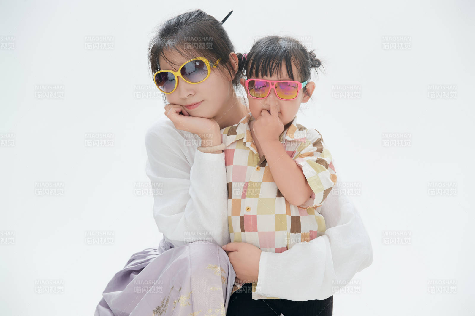 白色背景下的媽媽與可愛女兒親子人像