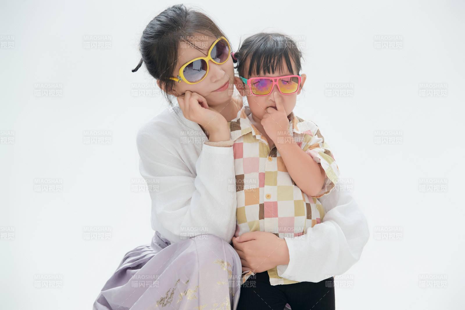 白色背景下的媽媽與可愛女兒親子人像