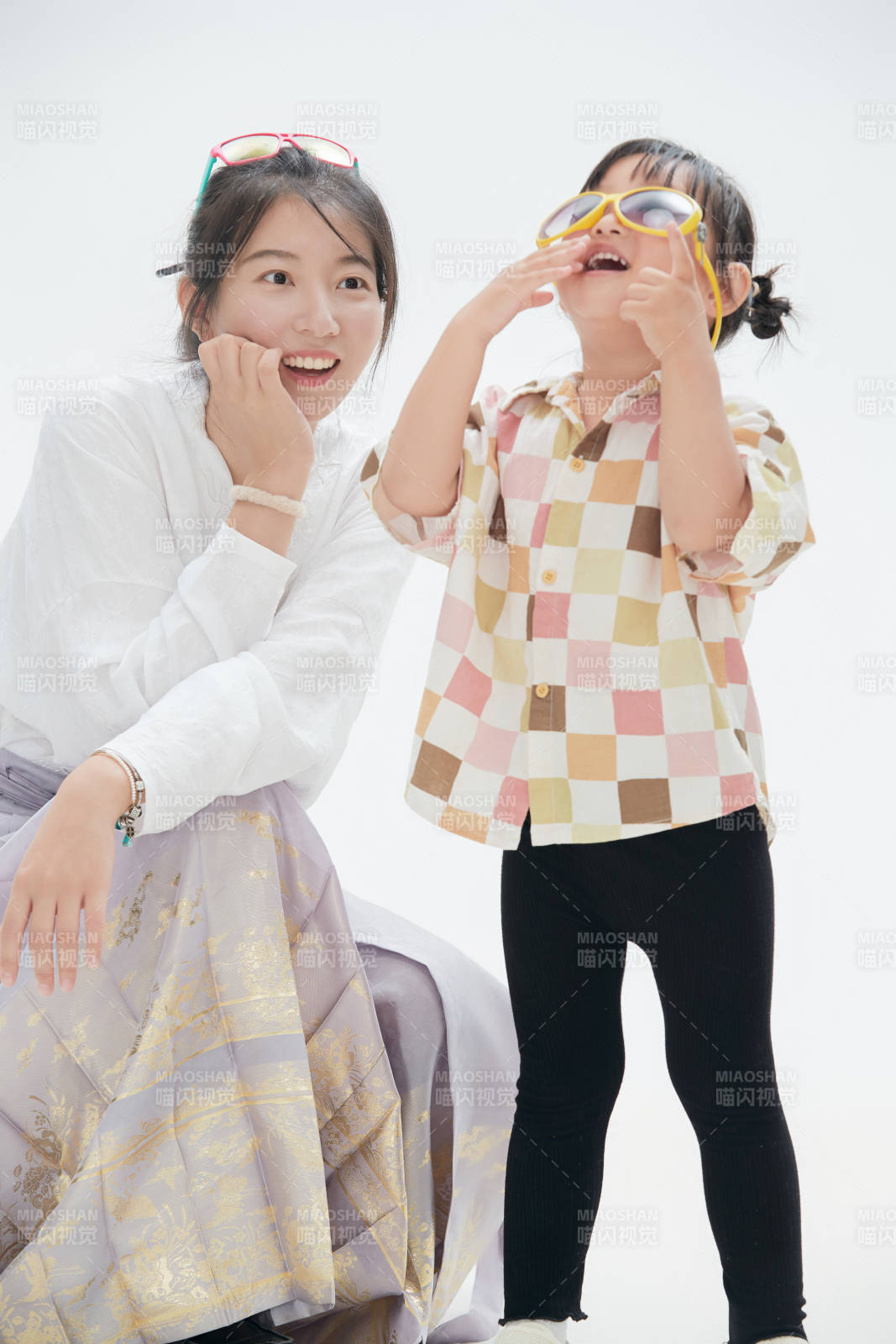 白色背景下的媽媽與可愛女兒親子人像