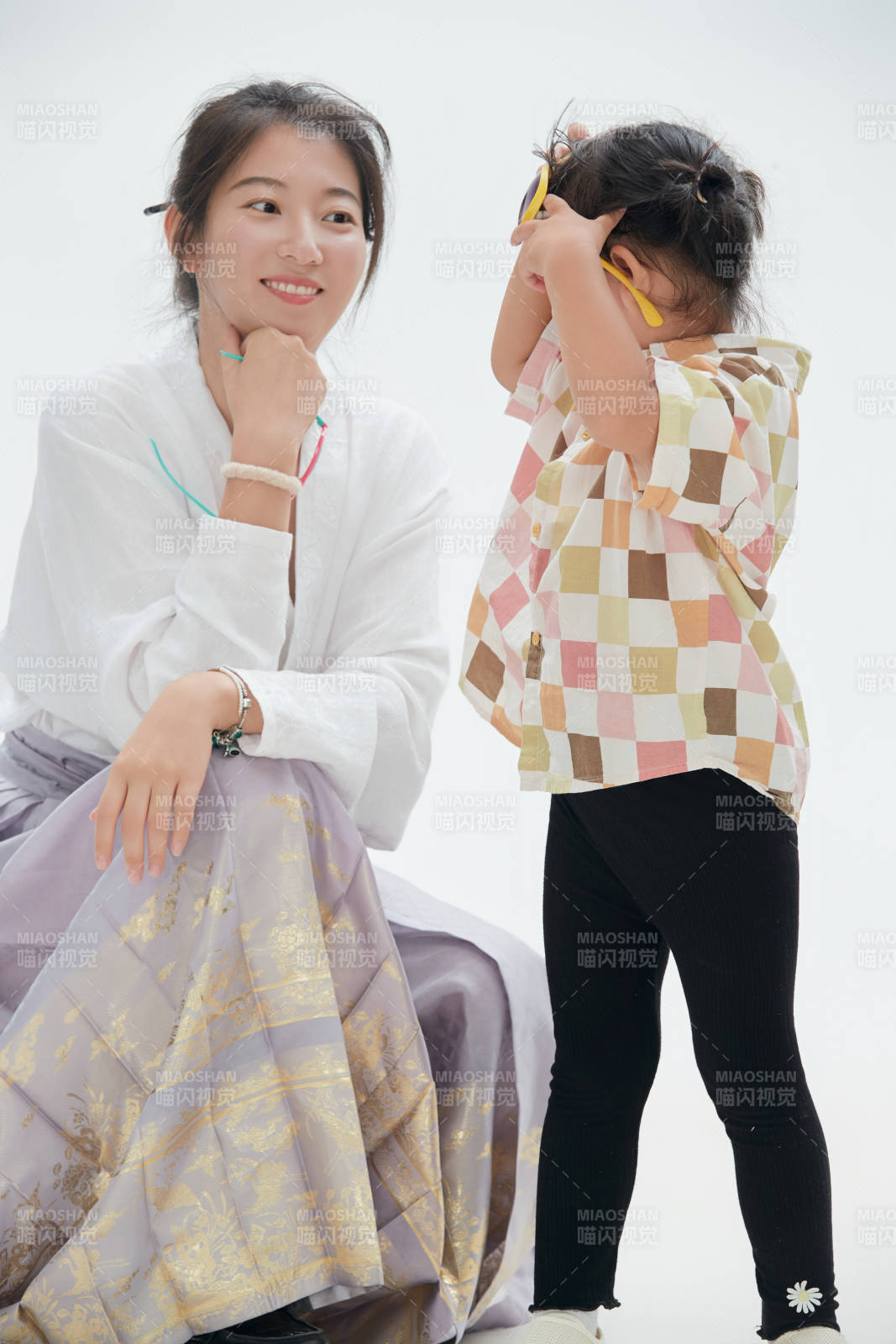 白色背景下的媽媽與可愛(ài)女兒親子人像