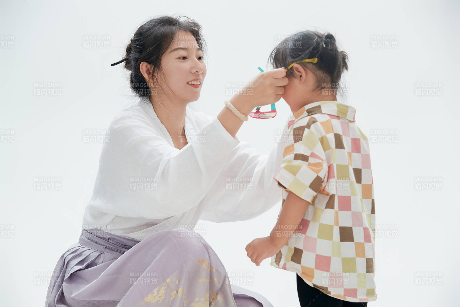 白色背景下的媽媽與可愛女兒親子人像