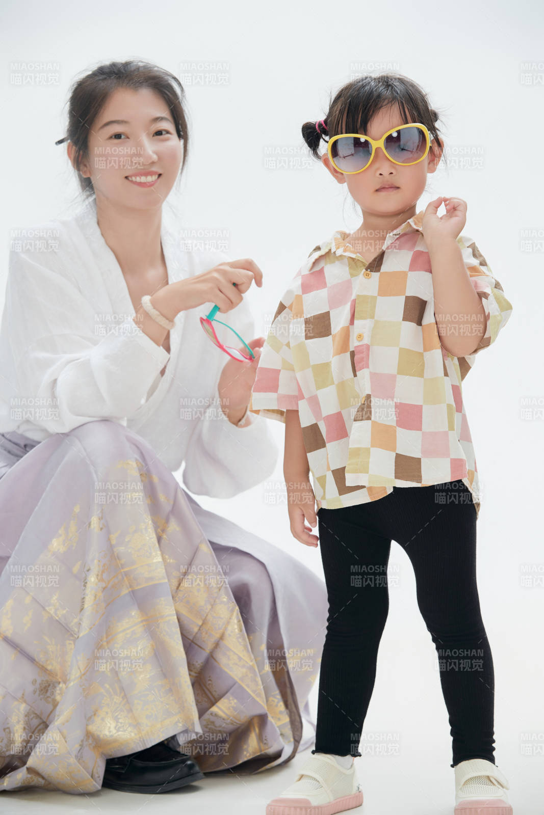 白色背景下的媽媽與可愛女兒親子人像