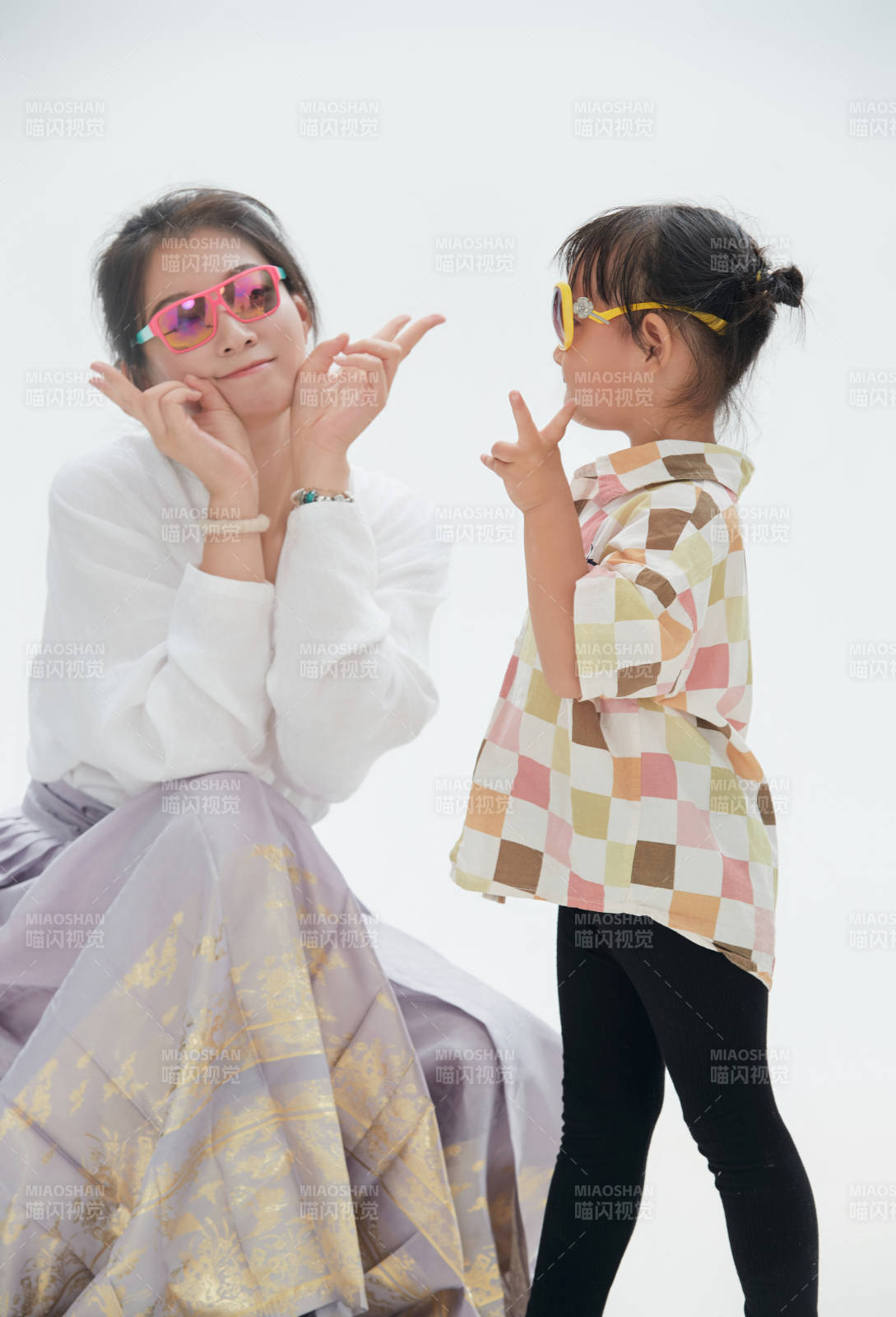 白色背景下的媽媽與可愛女兒親子人像