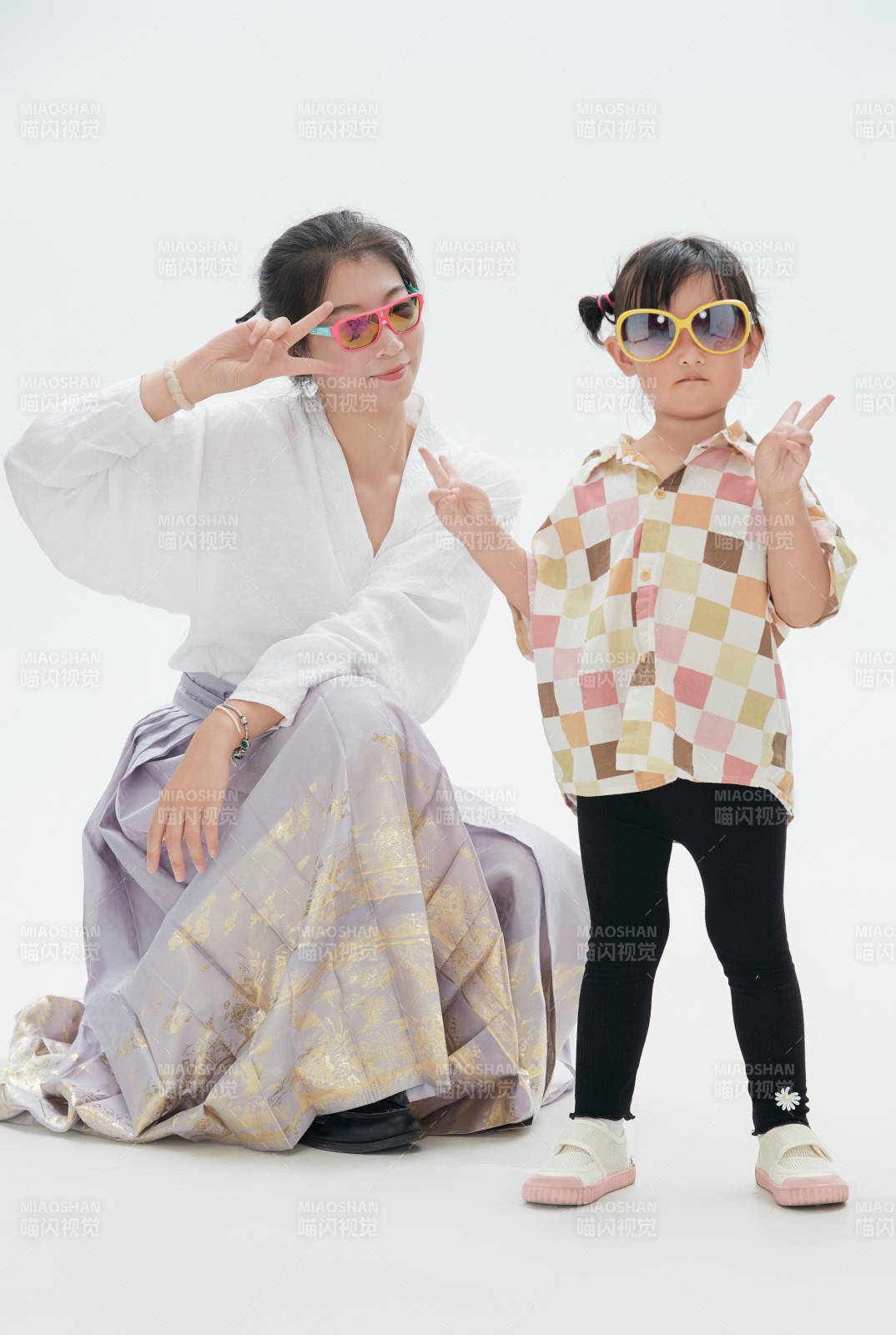 白色背景下的媽媽與可愛女兒親子人像