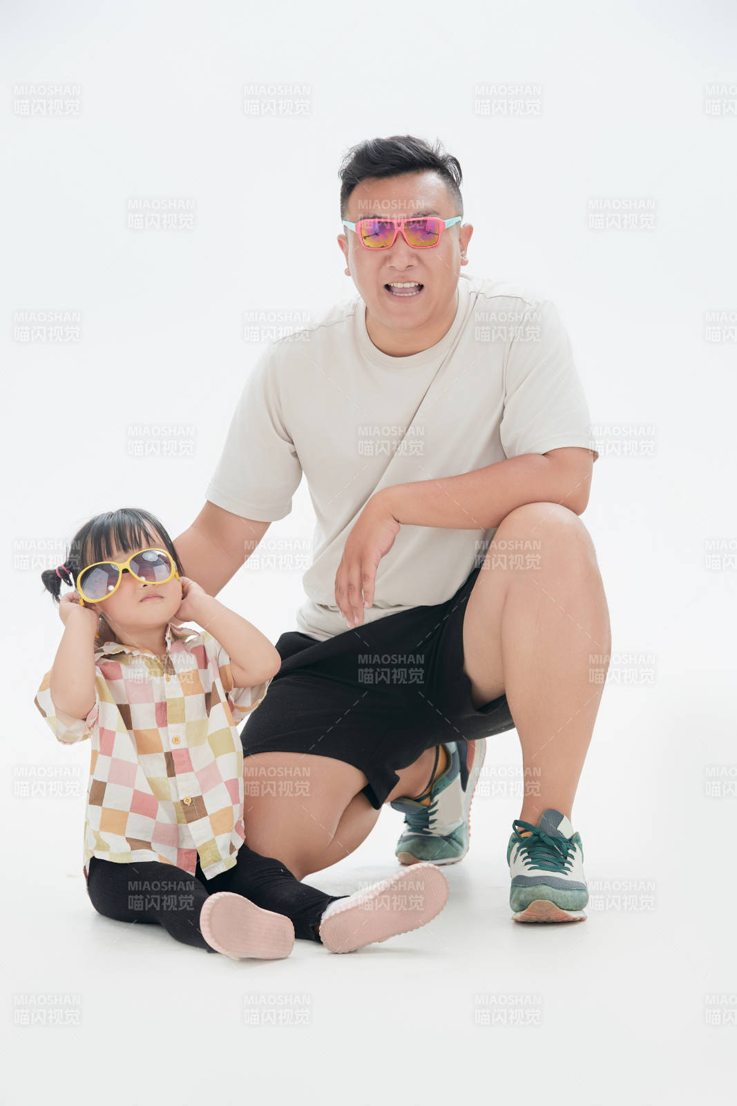 白色背景下的爸爸與可愛女兒玩耍親子人像