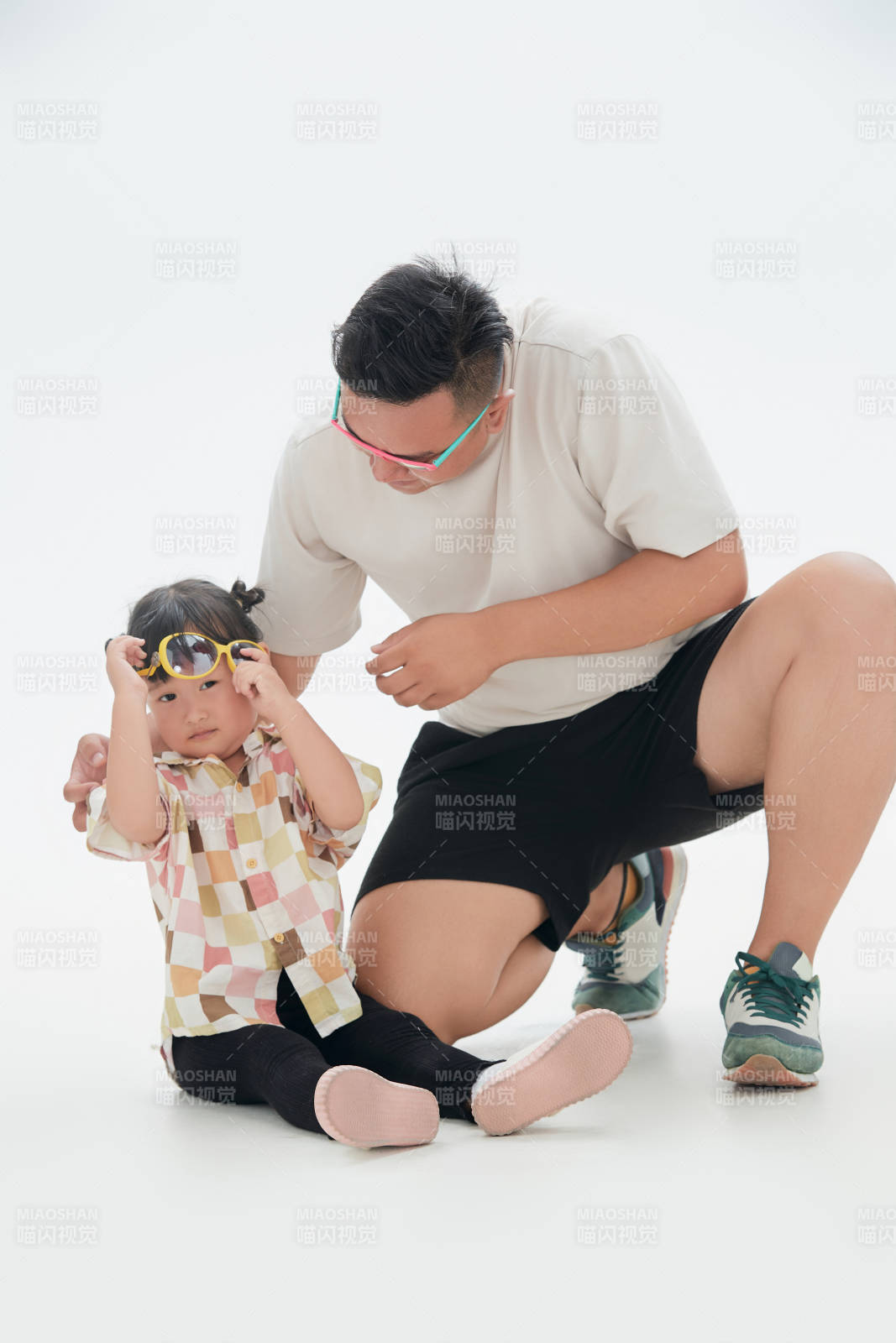 白色背景下的爸爸與可愛女兒玩耍親子人像