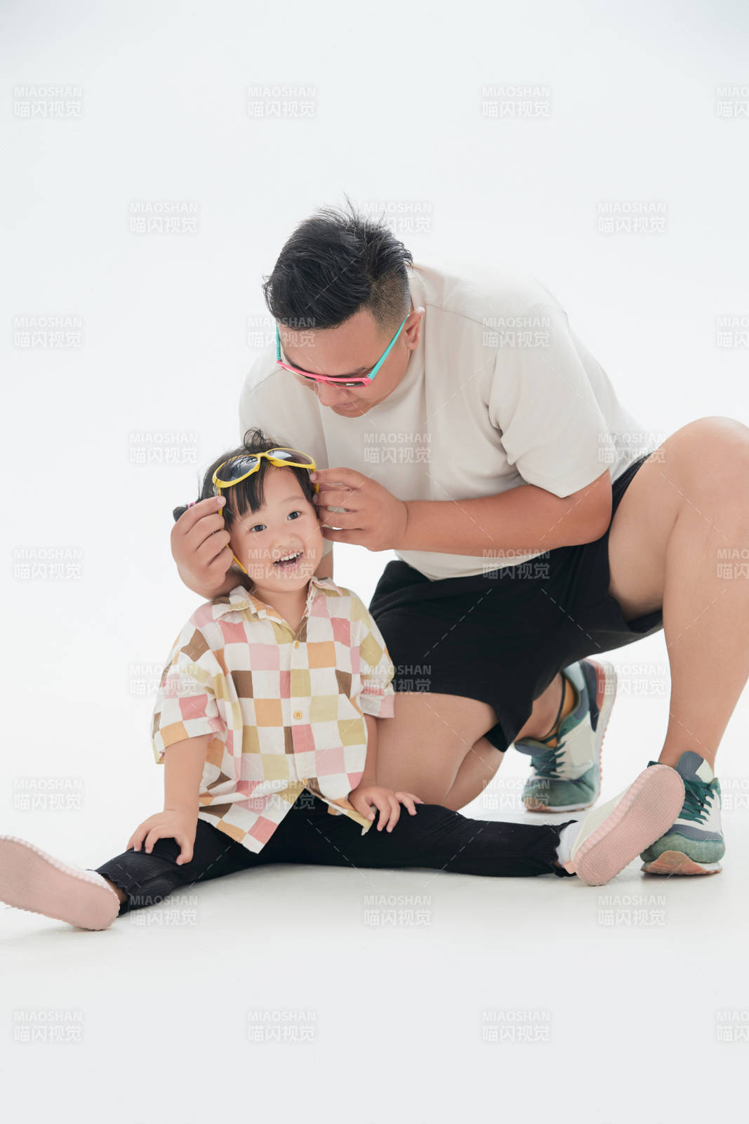 白色背景下的爸爸與可愛女兒玩耍親子人像