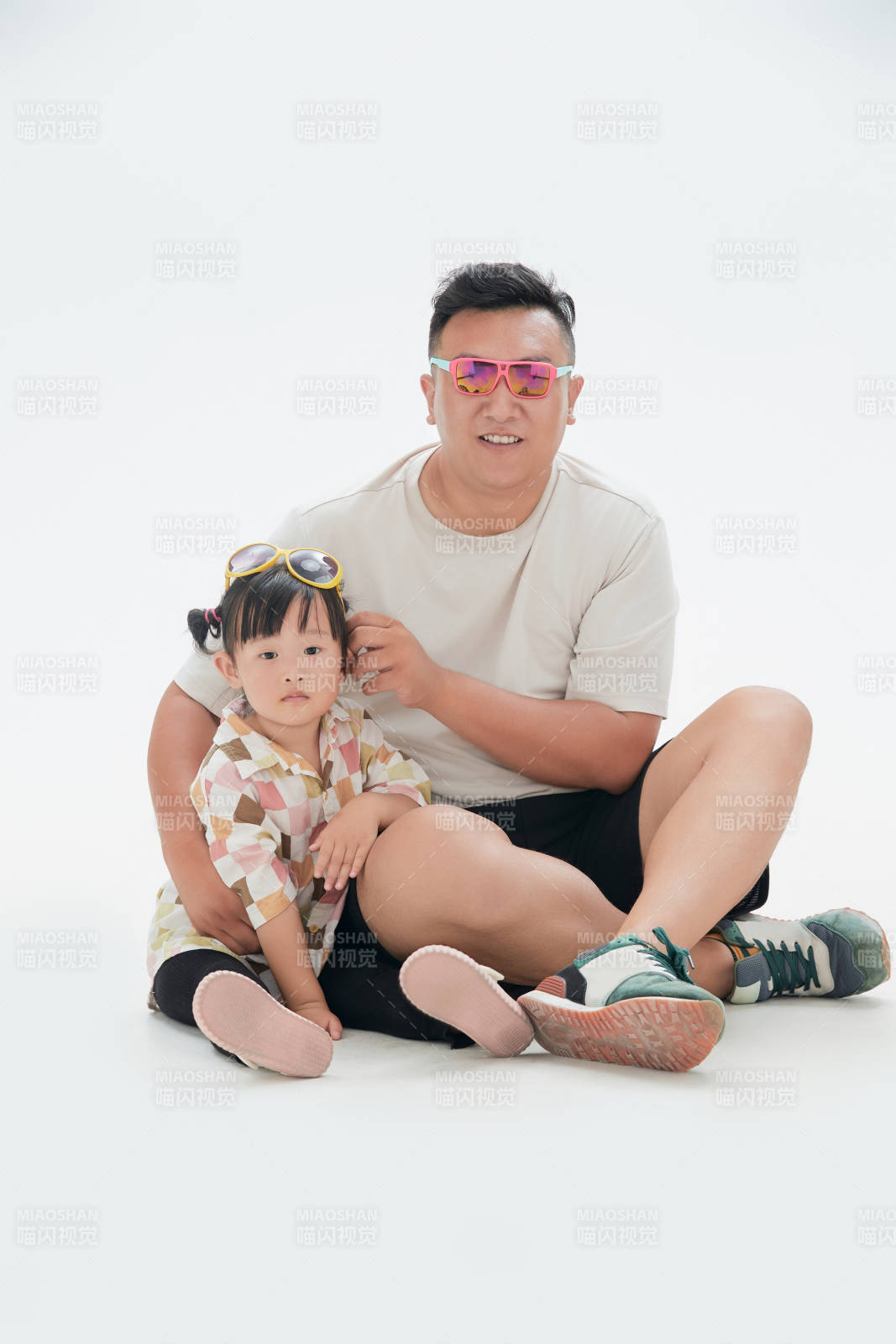 白色背景下的爸爸與可愛(ài)女兒玩耍親子人像