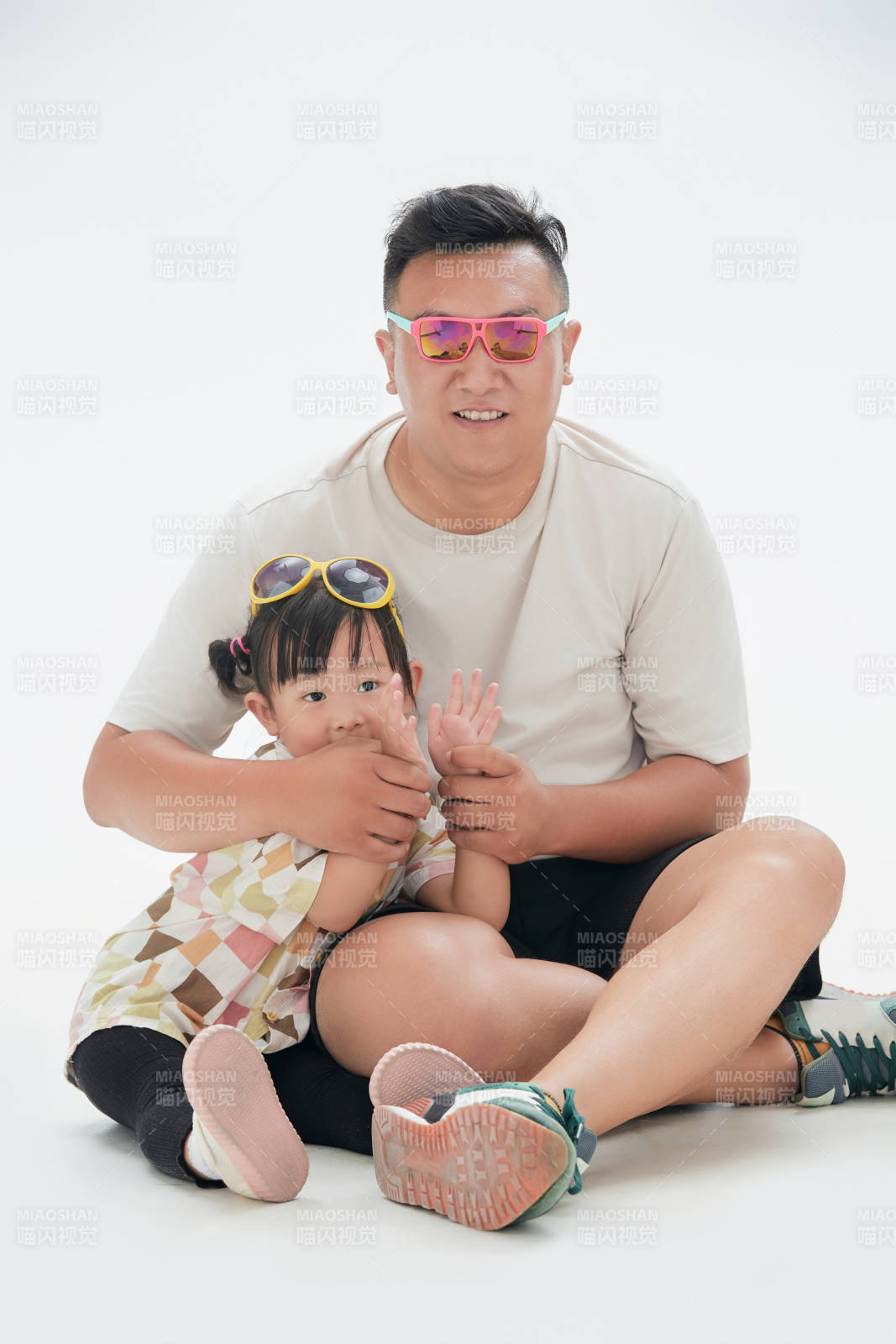 白色背景下的爸爸與可愛女兒玩耍親子人像