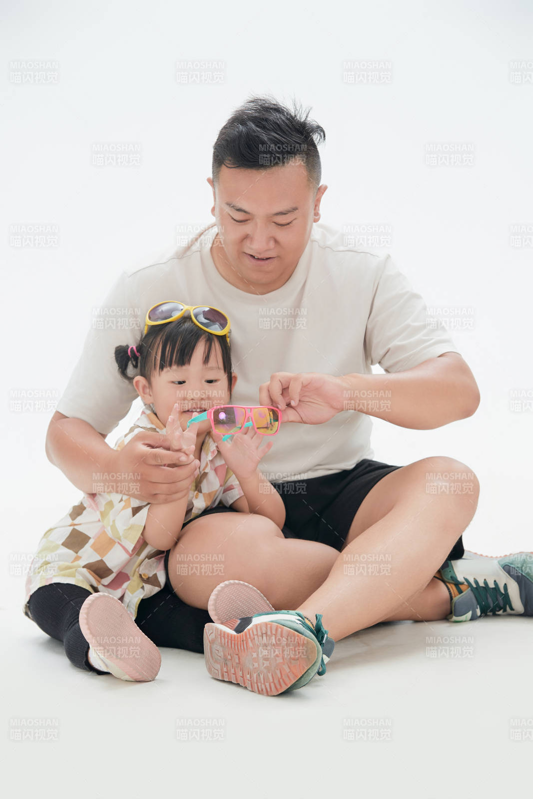 白色背景下的爸爸與可愛女兒玩耍親子人像