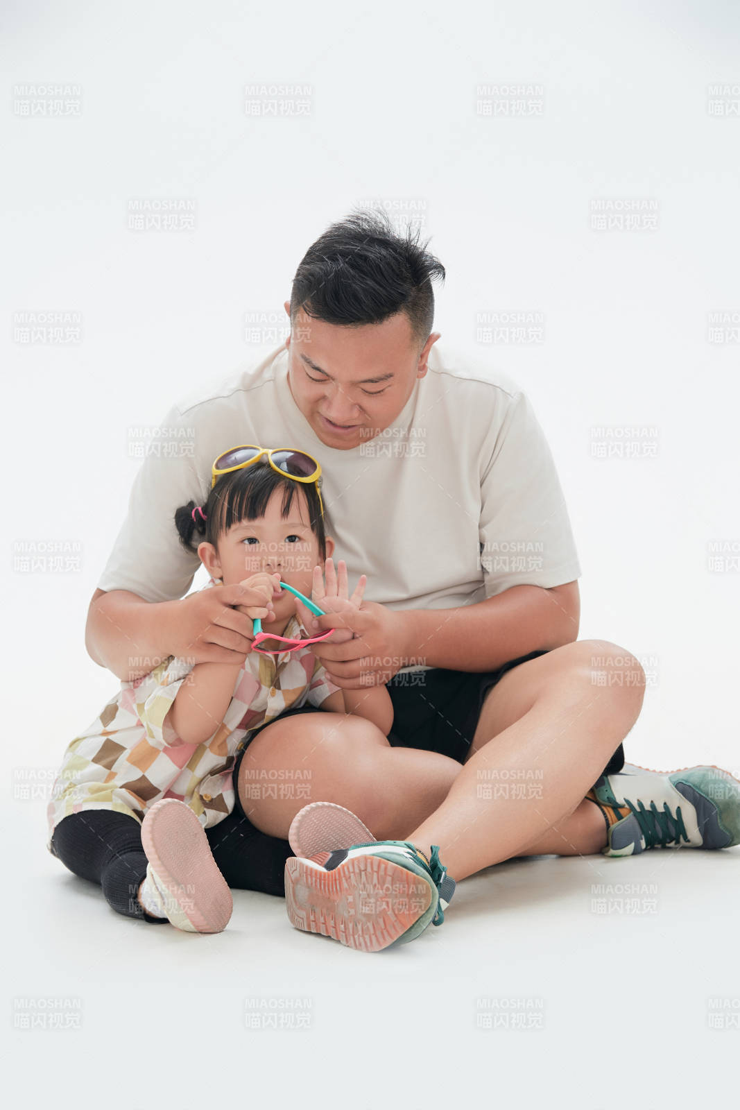 白色背景下的爸爸與可愛女兒玩耍親子人像