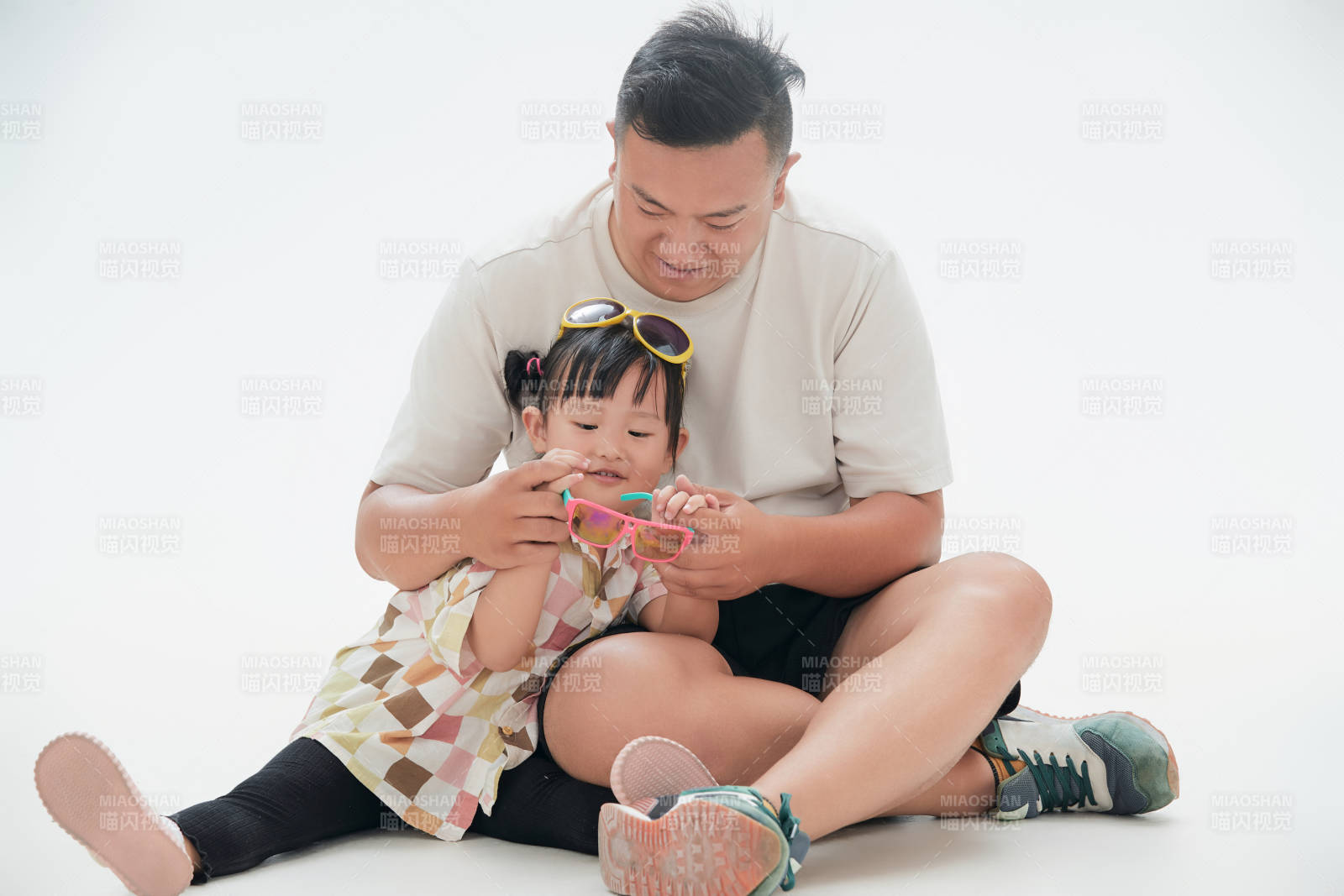 白色背景下的爸爸與可愛女兒玩耍親子人像