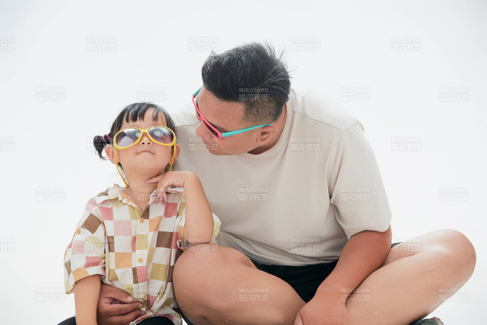 白色背景下的爸爸與可愛女兒玩耍親子人像