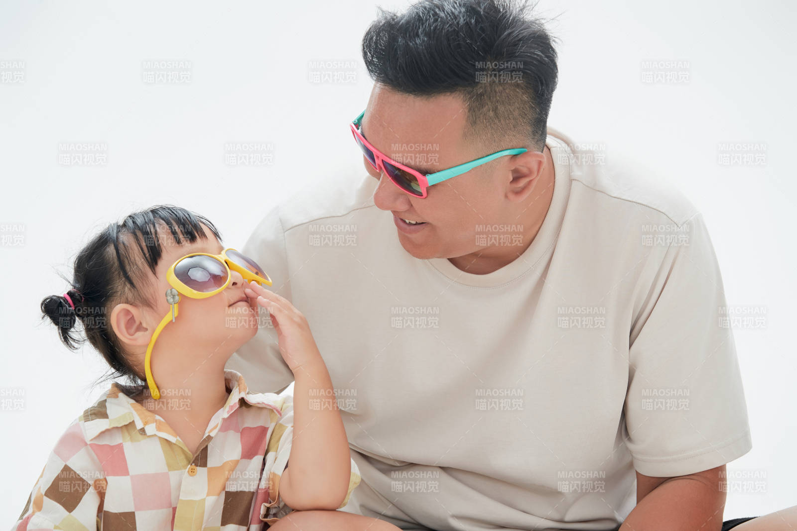 白色背景下的爸爸與可愛女兒玩耍親子人像