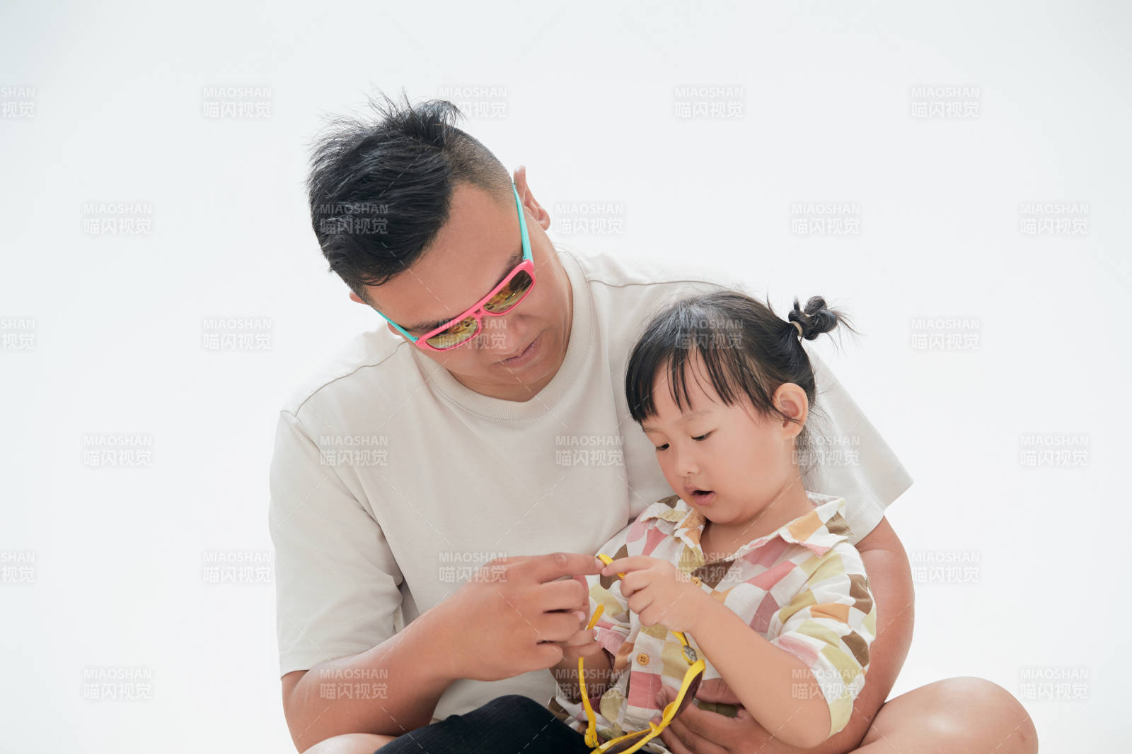 白色背景下的爸爸與可愛女兒玩耍親子人像