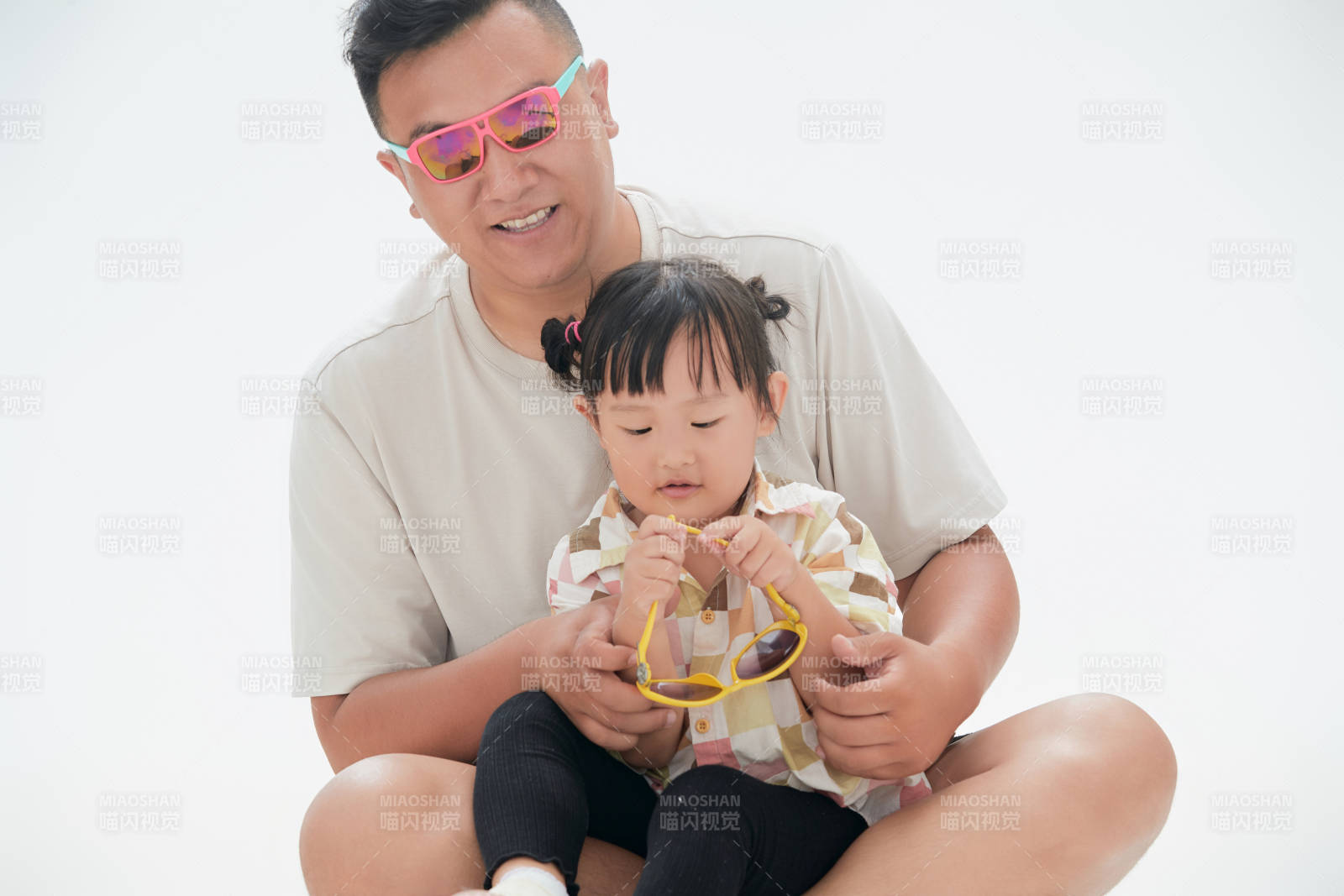 白色背景下的爸爸與可愛女兒玩耍親子人像