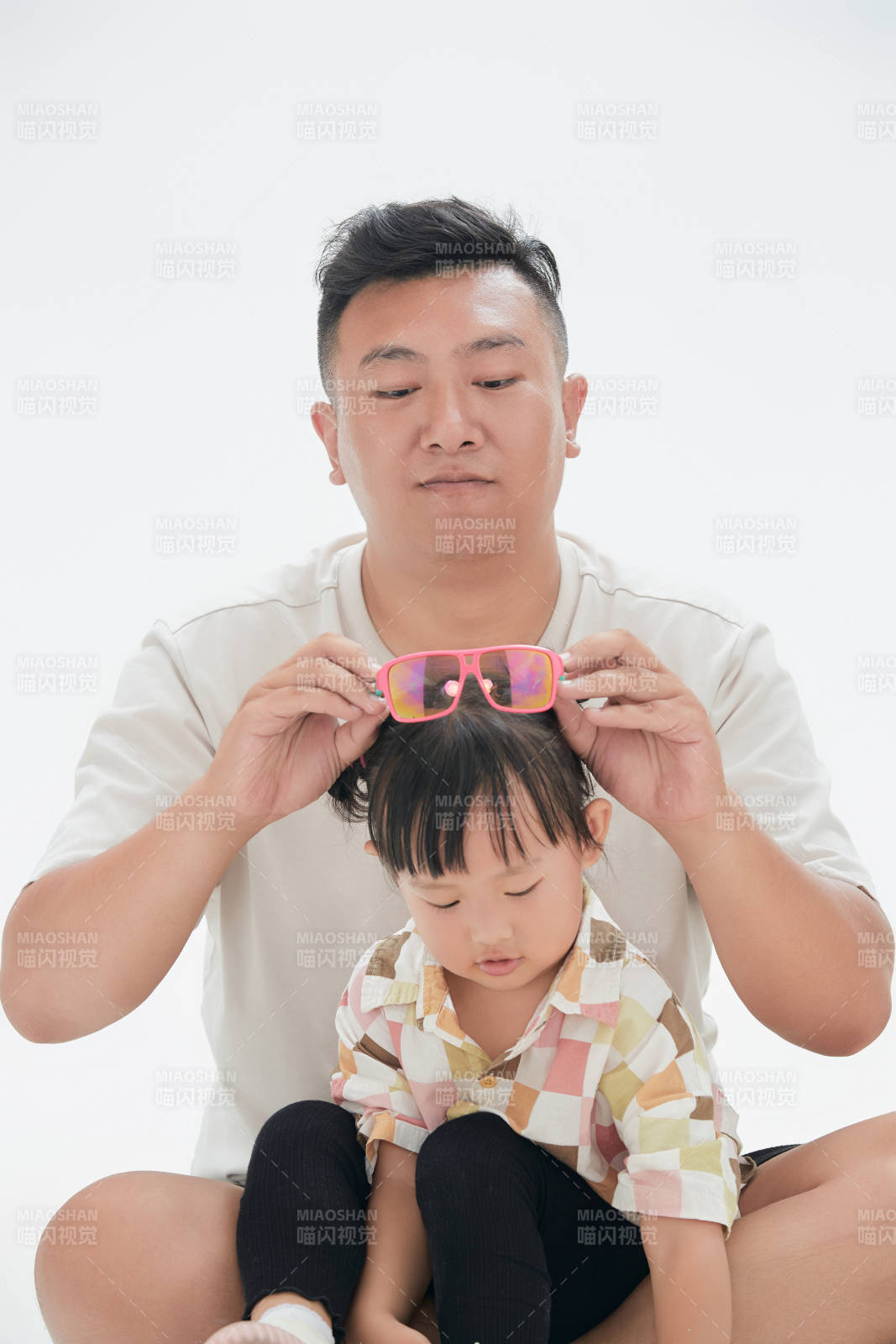 白色背景下的爸爸與可愛女兒玩耍親子人像