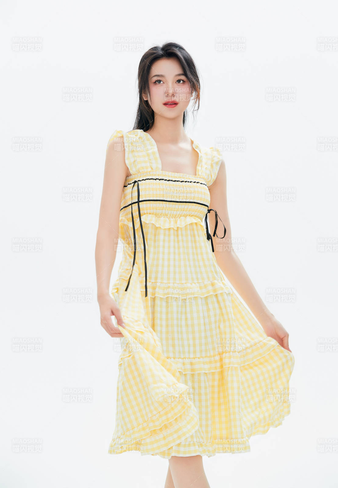 白色背景里的中國女性大學(xué)生