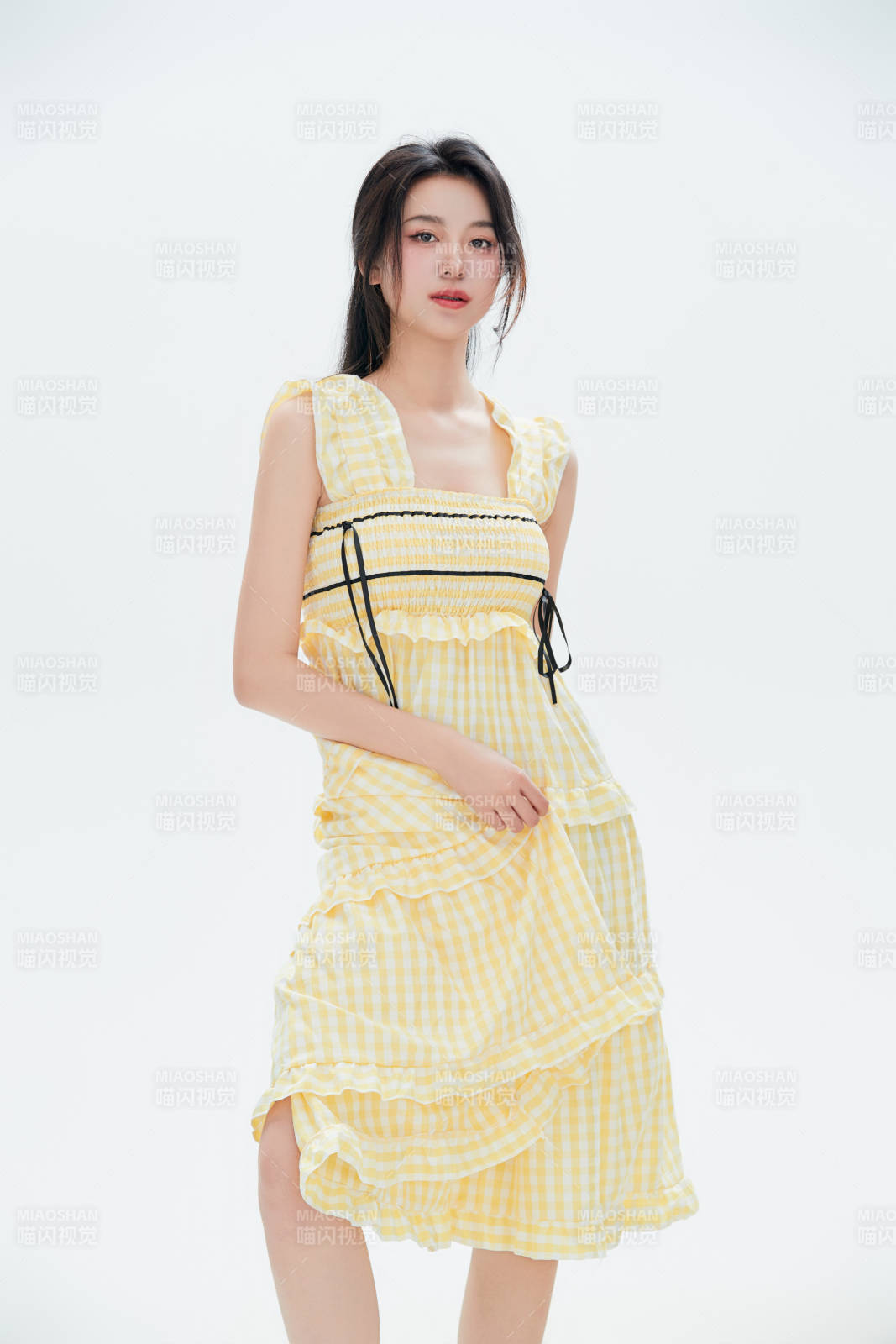 白色背景里的中國女性大學生