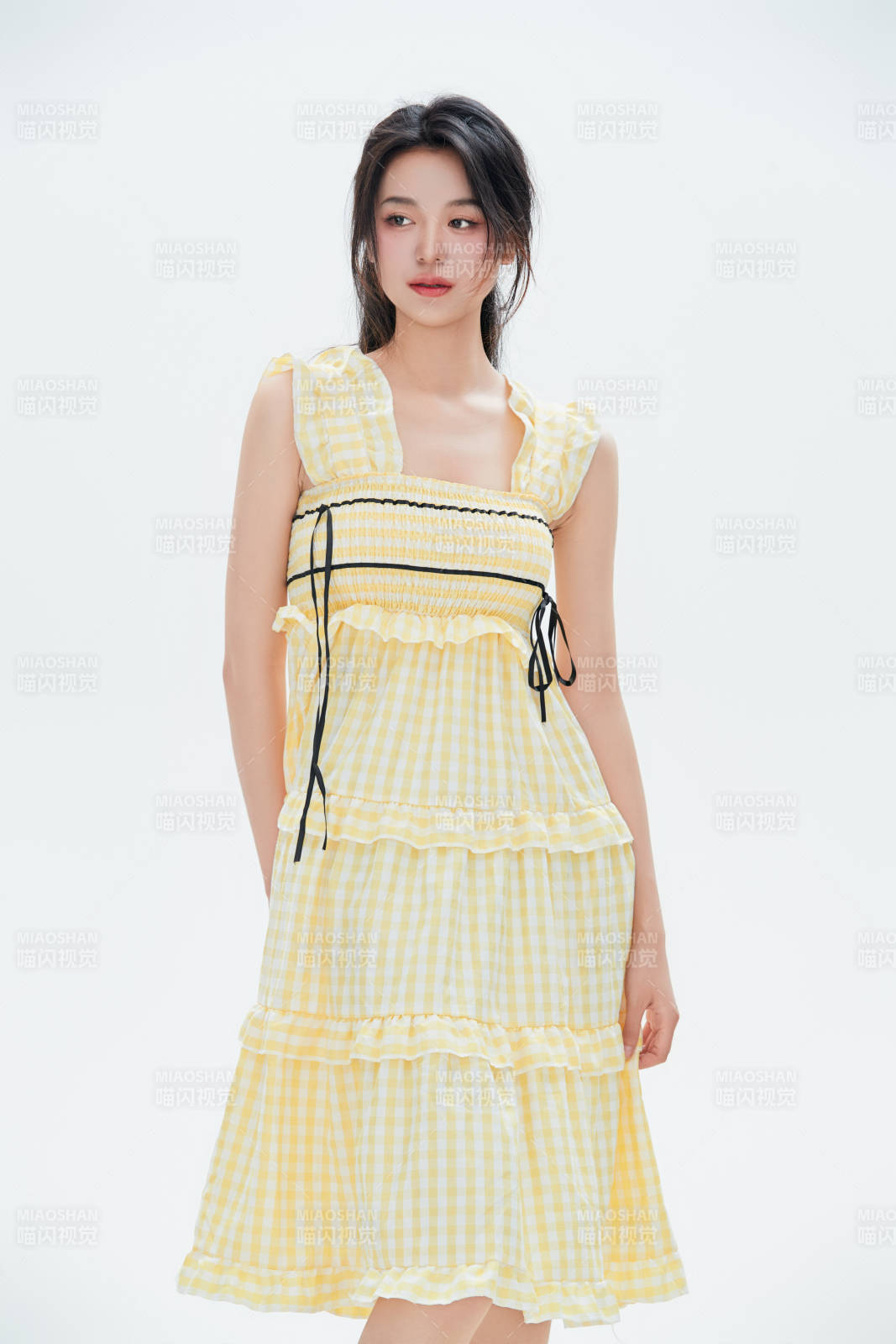 白色背景里的中國女性大學(xué)生