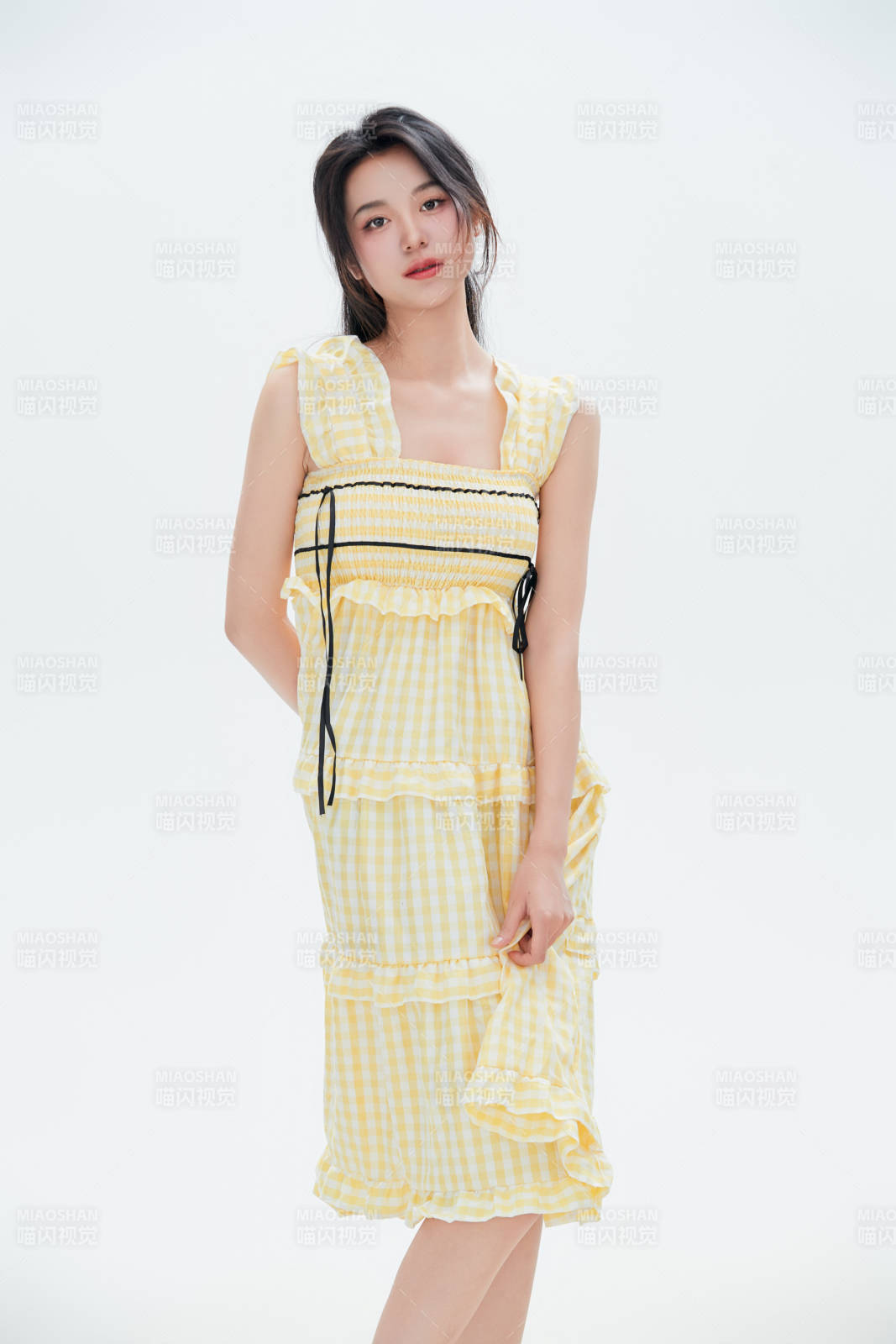 白色背景里的中國女性大學生