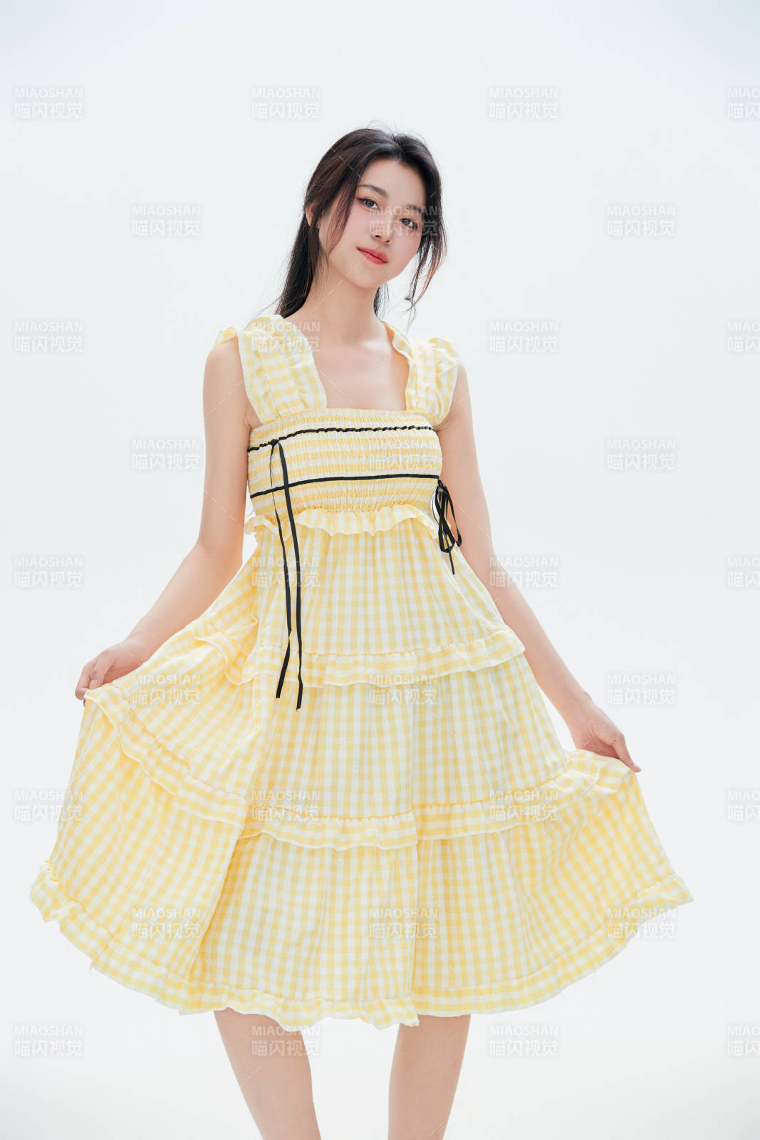 白色背景里的中國(guó)女性大學(xué)生