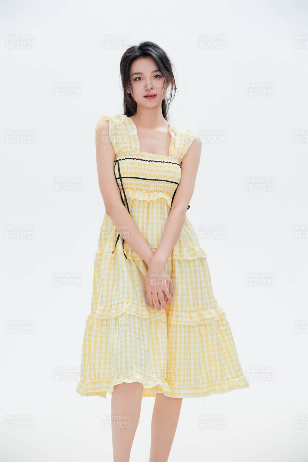 白色背景里的中國女性大學生