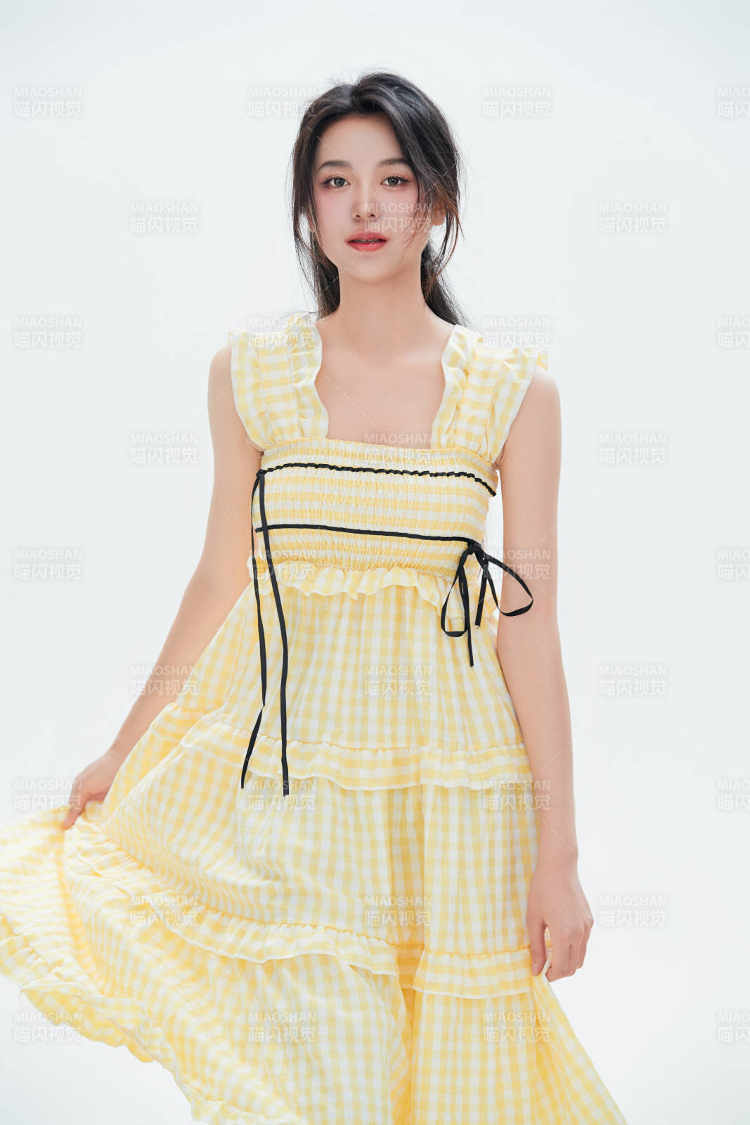 白色背景里的中國(guó)女性大學(xué)生