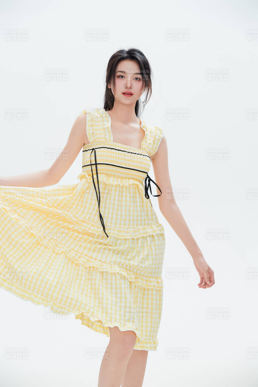 白色背景里的中國女性大學生