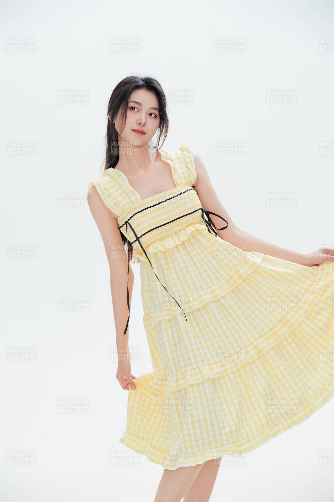 白色背景里的中國女性大學生