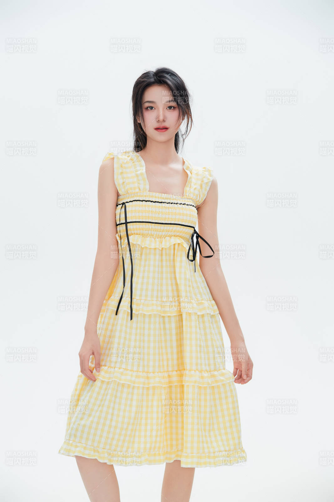 白色背景里的中國女性大學生