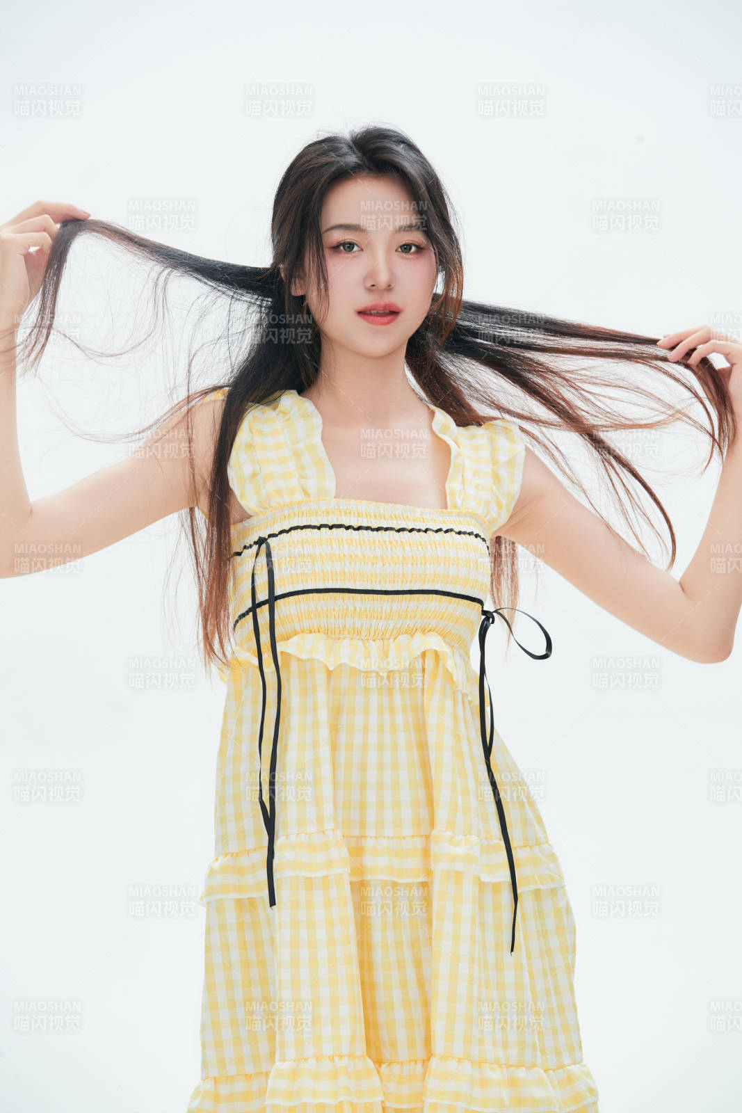 白色背景里的中國女性大學(xué)生