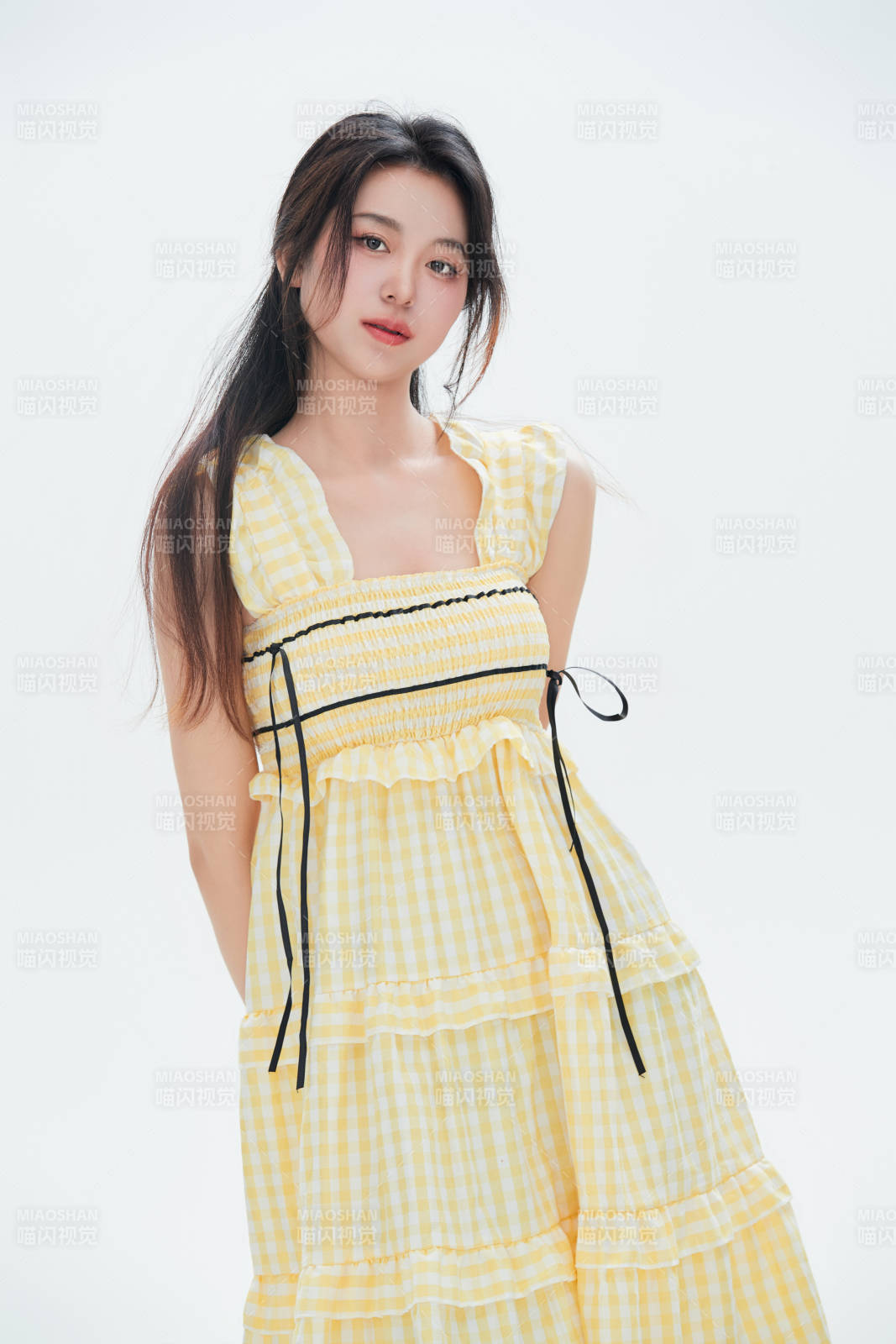 白色背景里的中國女性大學(xué)生