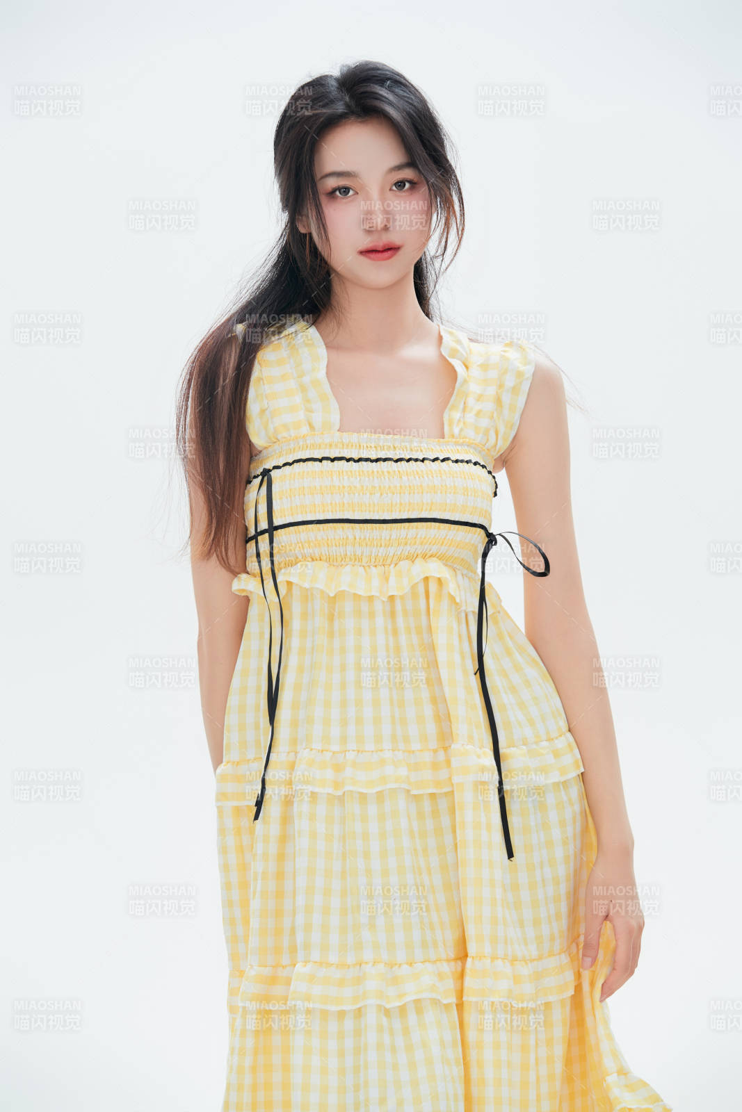 白色背景里的中國女性大學生