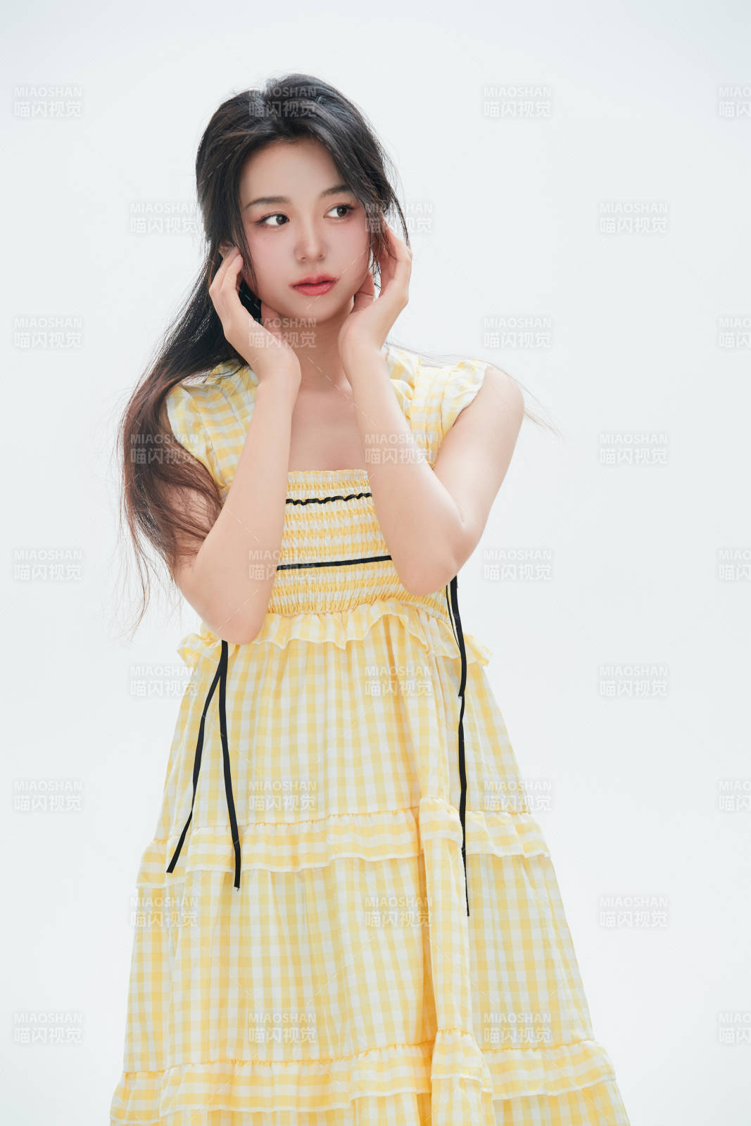 白色背景里的中國女性大學生