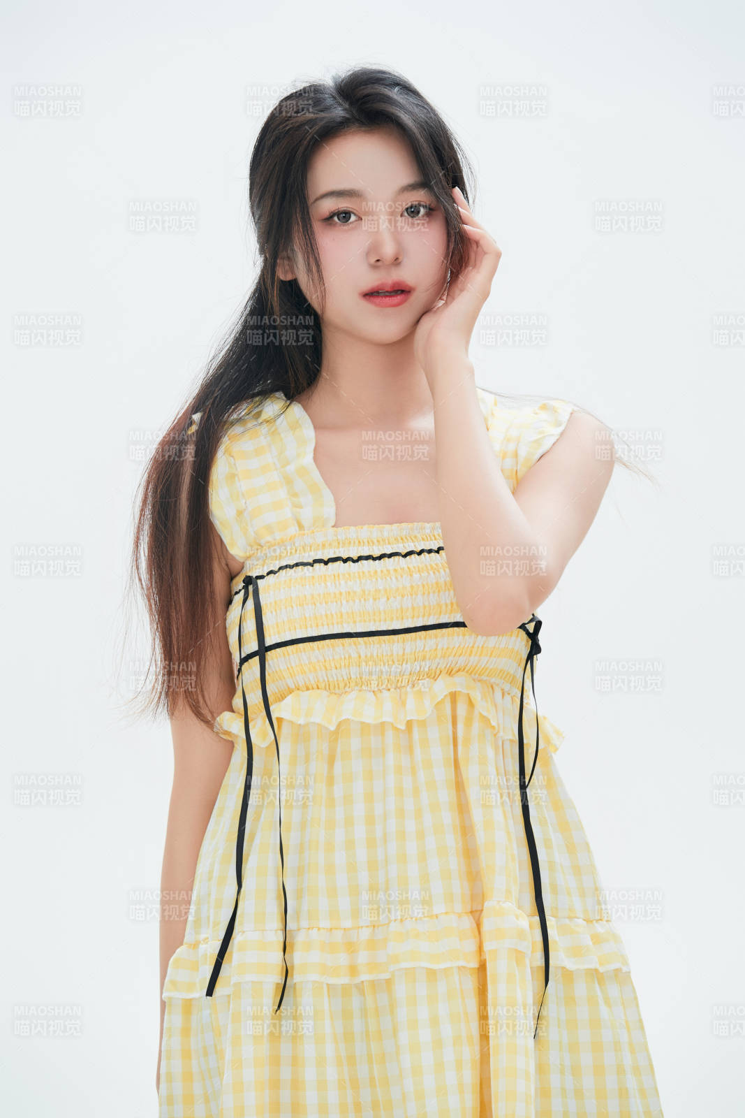 白色背景里的中國女性大學生