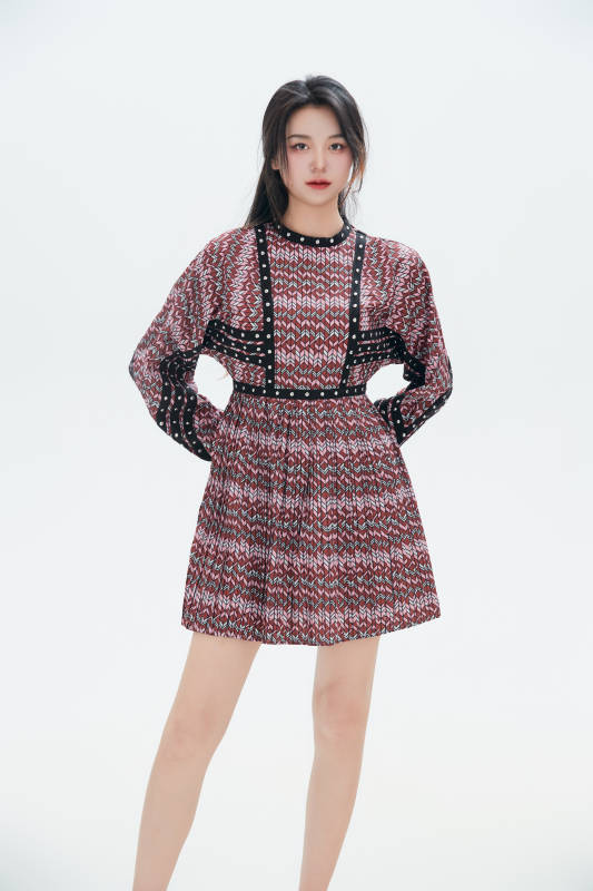 白色背景里的中国女性大学生