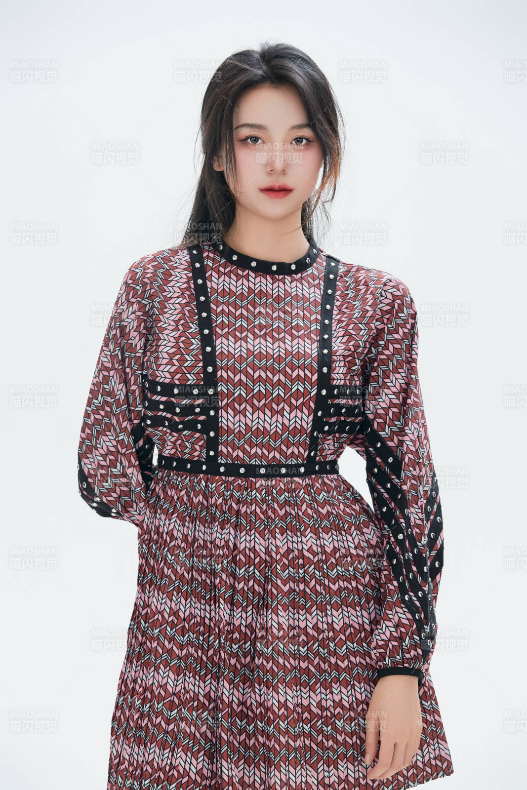 白色背景里的中國女性大學生