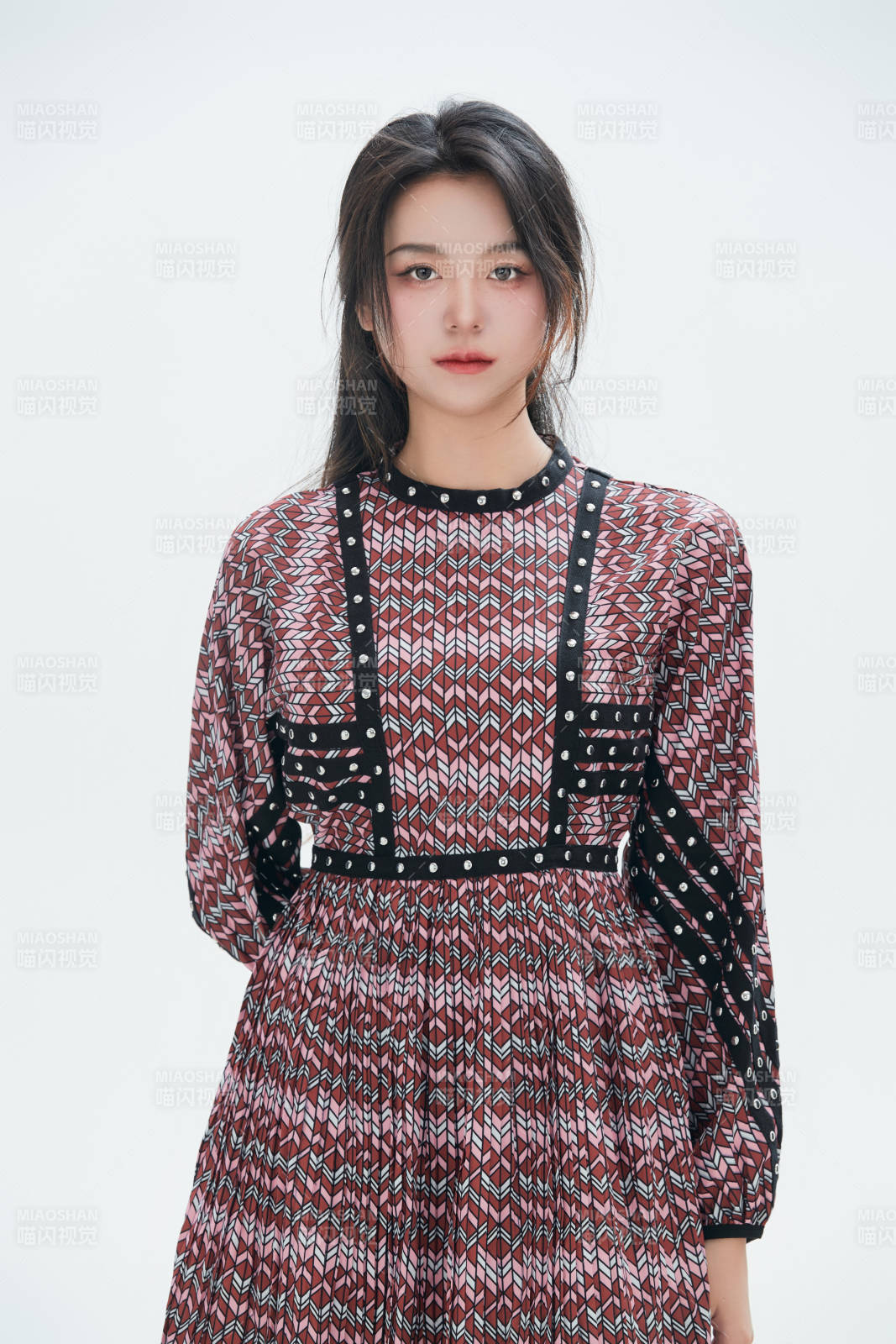 白色背景里的中國女性大學生