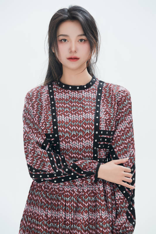 白色背景里的中国女性大学生