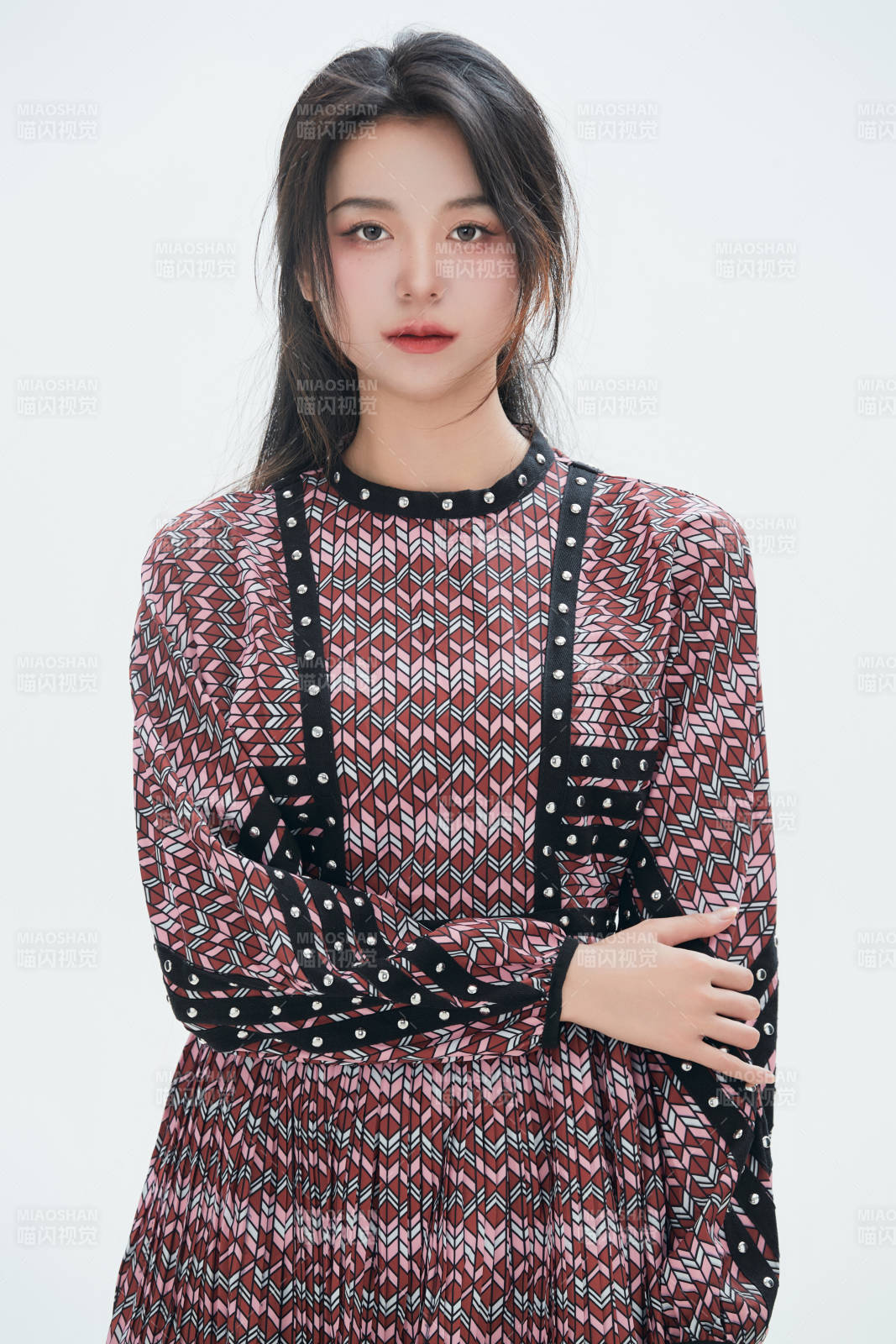 白色背景里的中国女性大学生