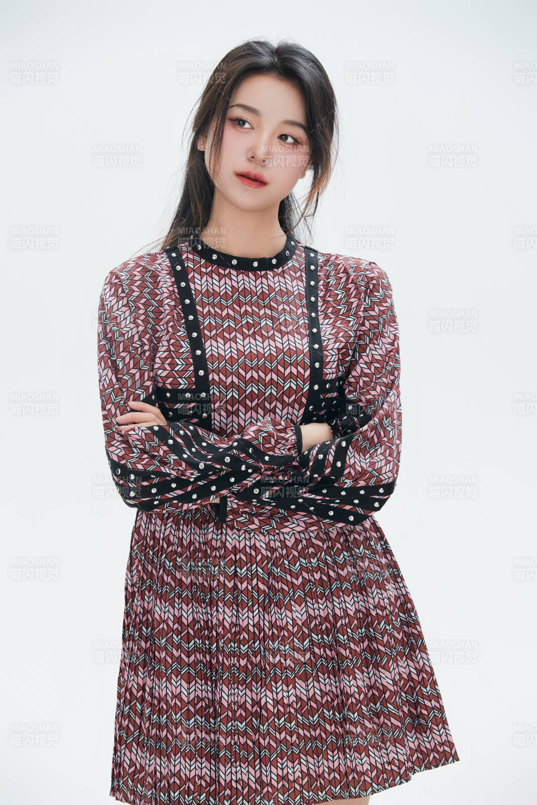 白色背景里的中國女性大學生