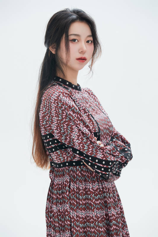 白色背景里的中国女性大学生