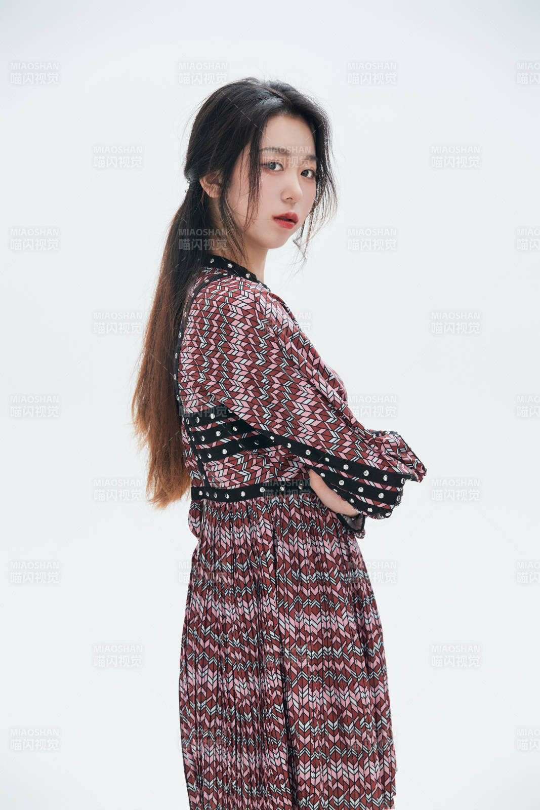 白色背景里的中國女性大學生